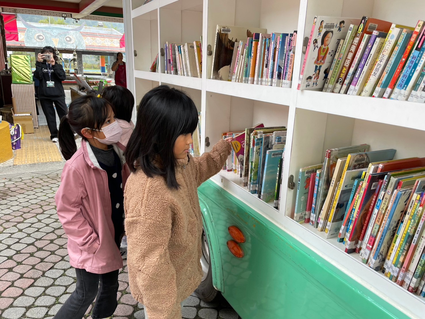 認真選書中