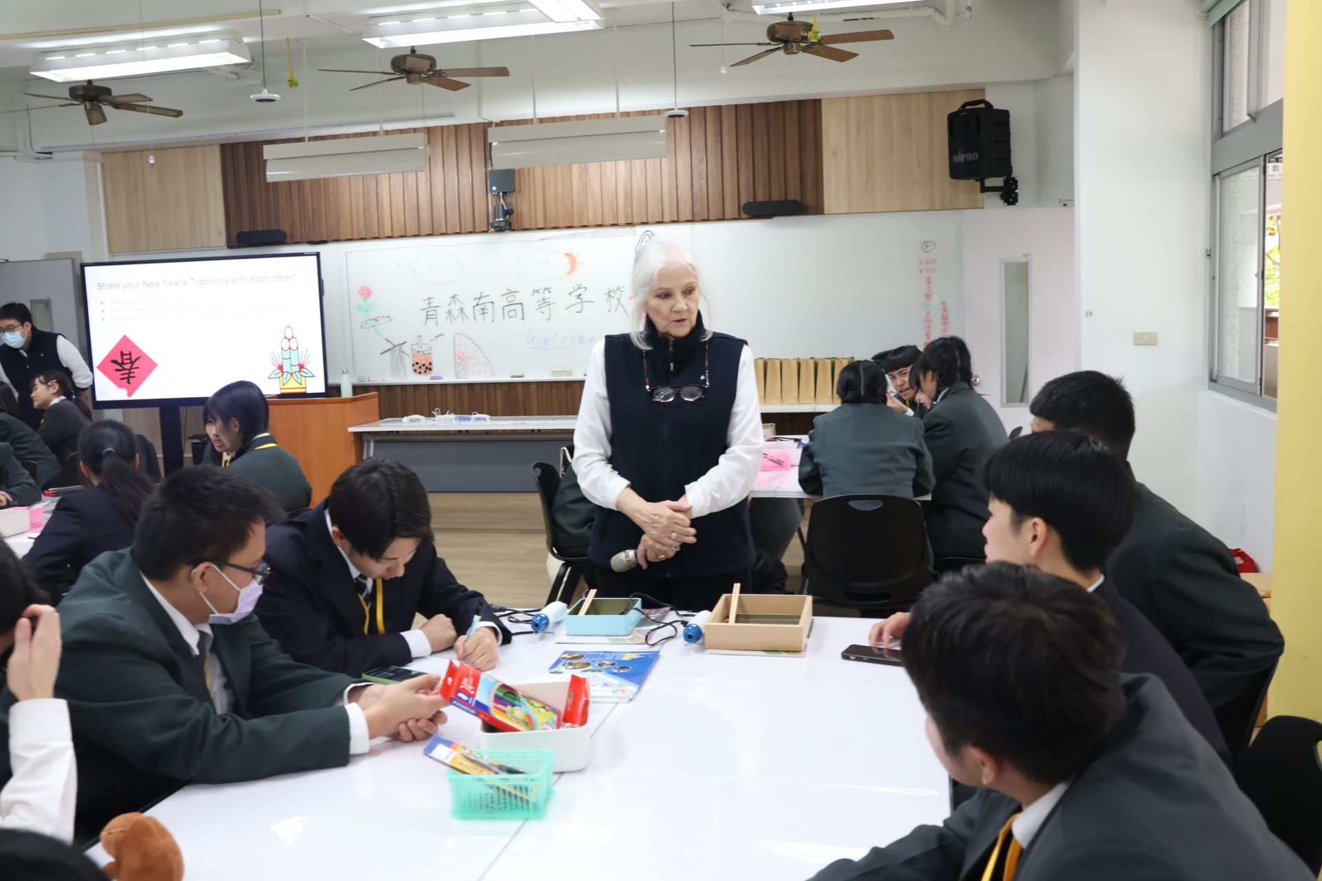 在外籍老師引導校,兩校同學分組討論新年文化及永續議題