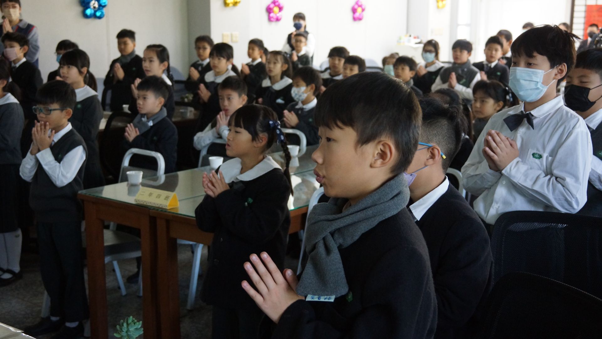 學生以專注心念祈求受災民眾早日重建家園傳遞關懷與力量