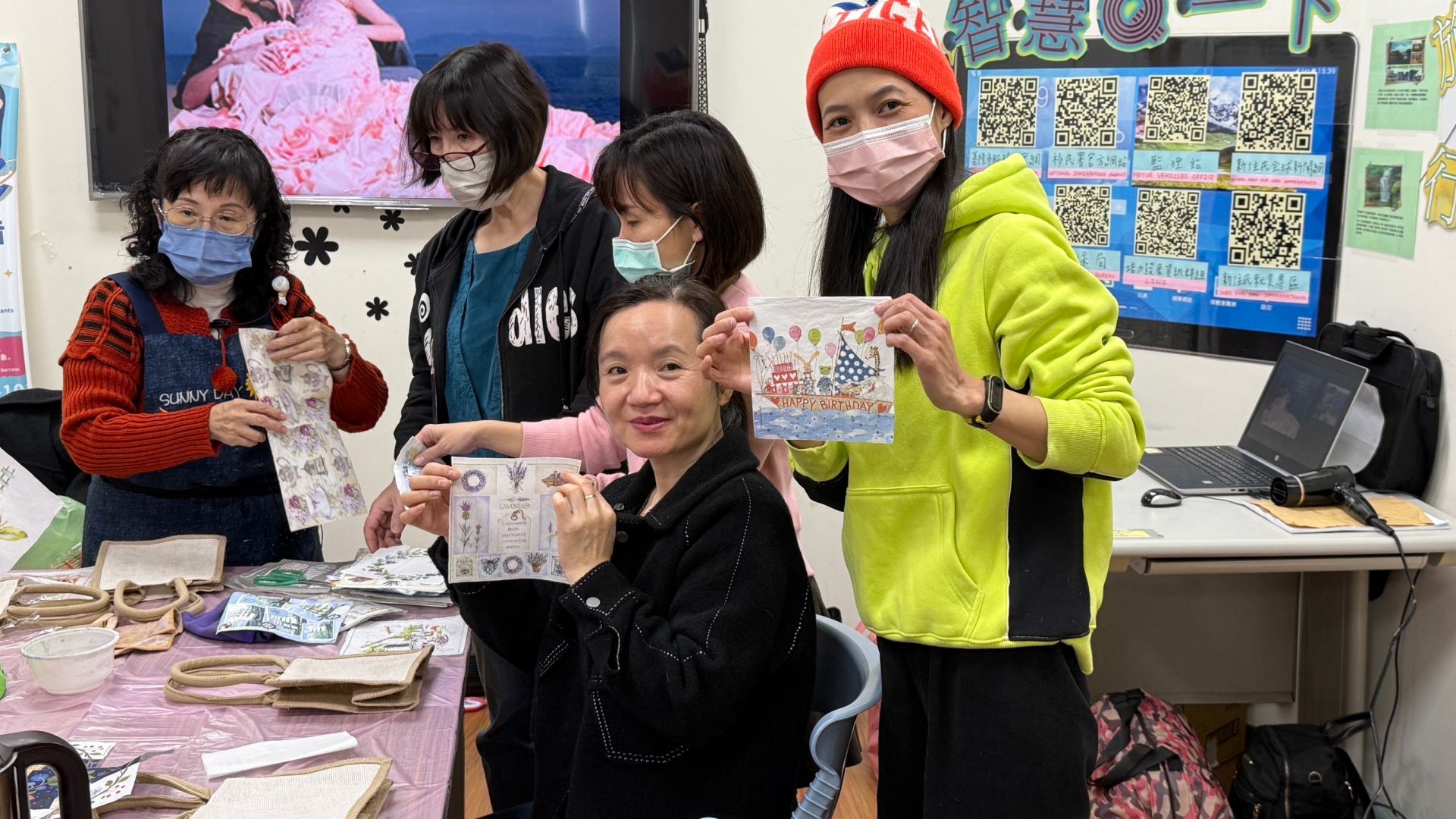新住民學員手持自己手作蝶谷巴特麻布袋合影