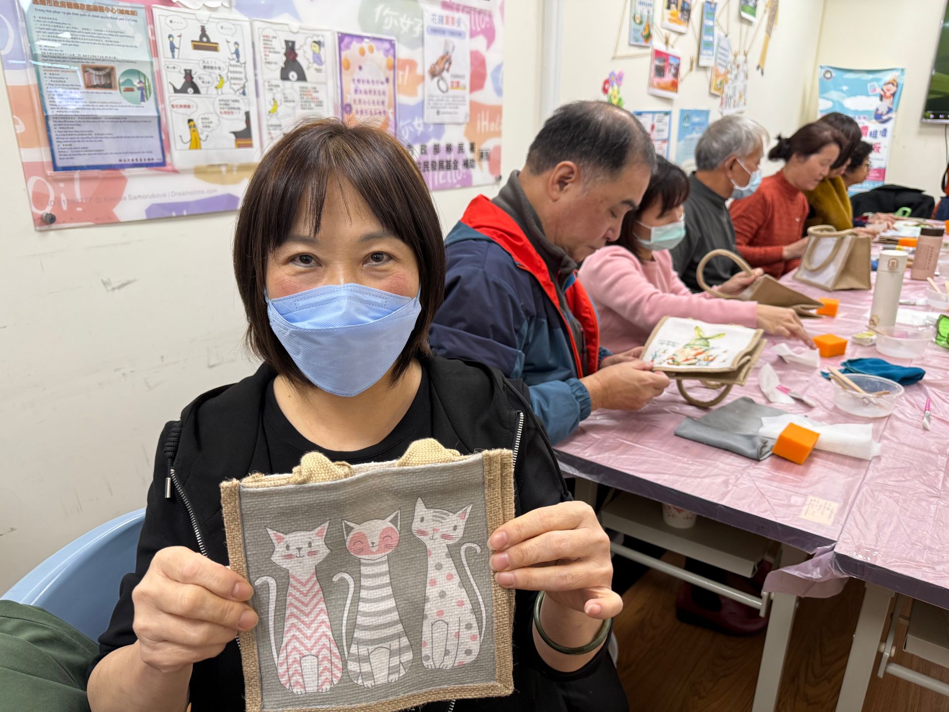 大陸新住民開心的手持己身製作作品