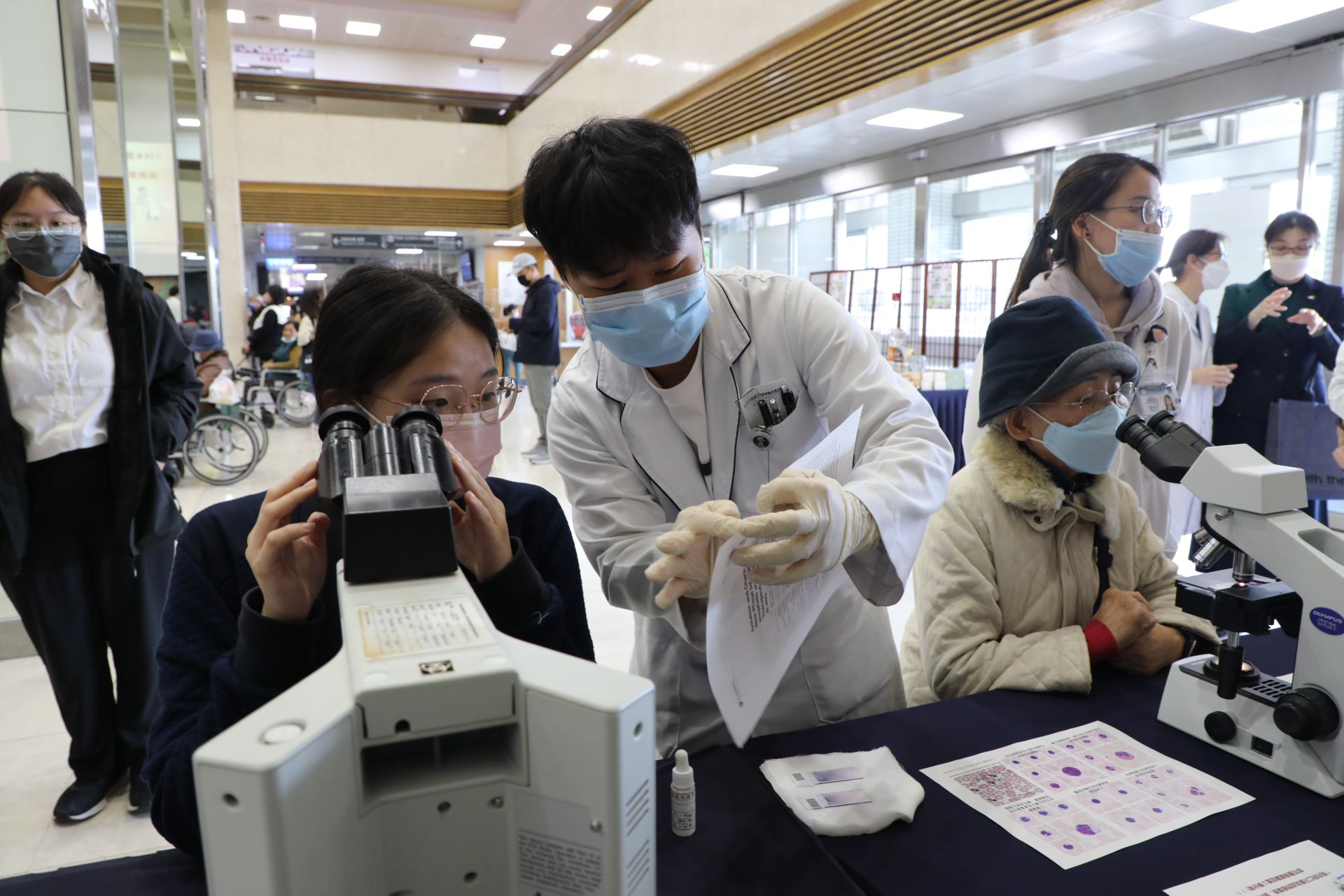 花蓮慈院檢驗醫學科醫檢師帶著民眾體驗醫檢師工作,親眼看看顯微鏡下的世界。