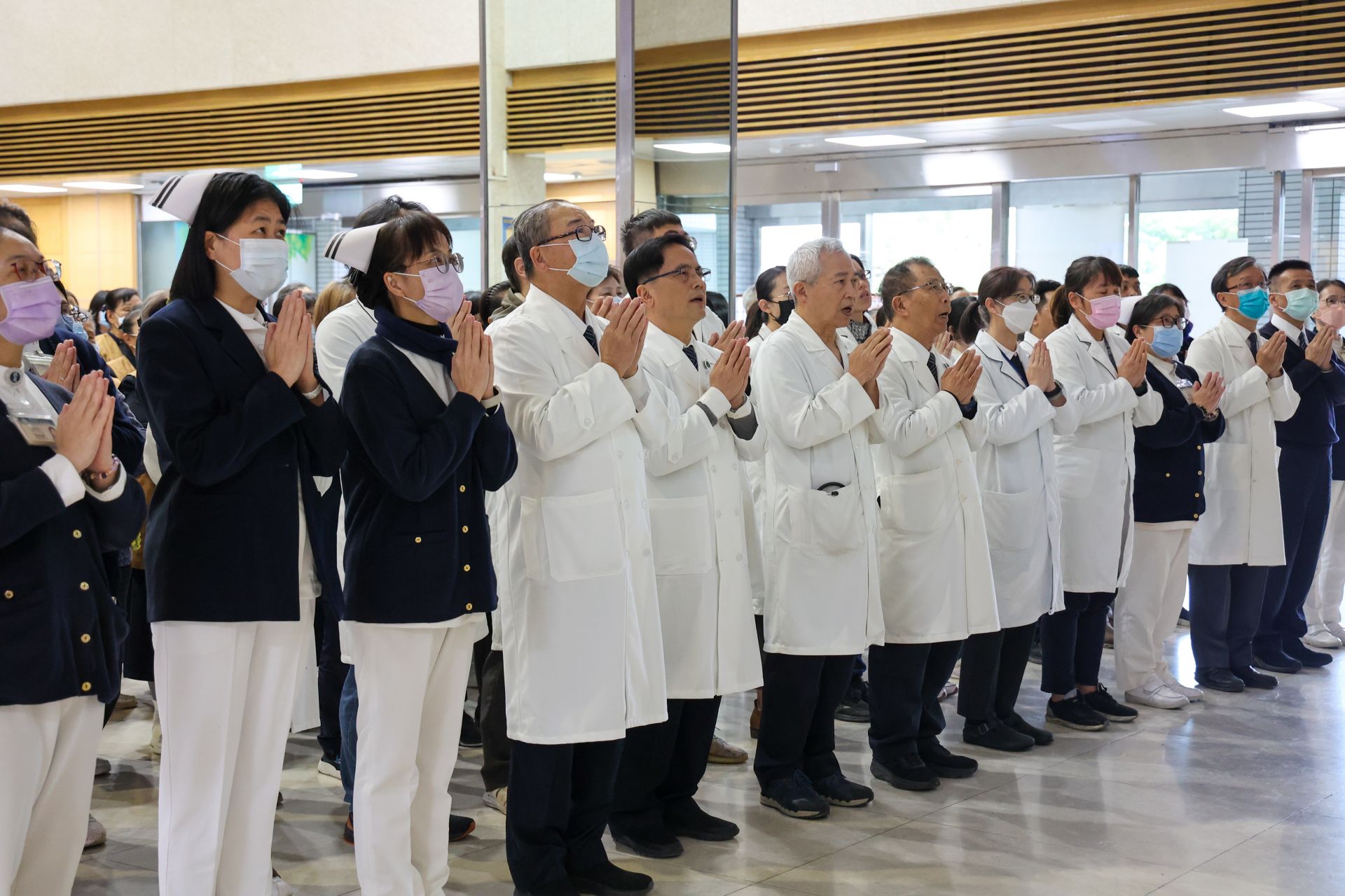 花蓮慈院醫護行政同仁代表及志工齊聚大廳,虔誠祈禱,齊聲唱和,願加州野火盡快平息。