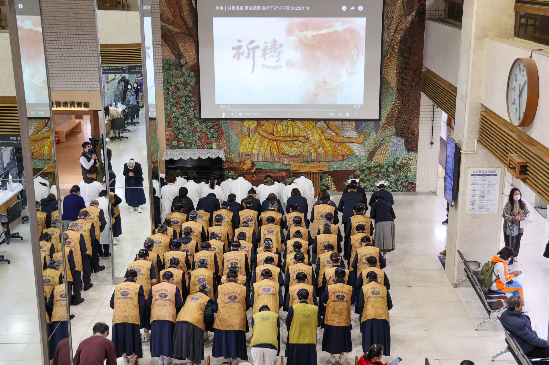 花蓮慈院醫護行政同仁代表及志工齊聚大廳,虔誠祈禱,齊聲唱和,願加州野火盡快平息。