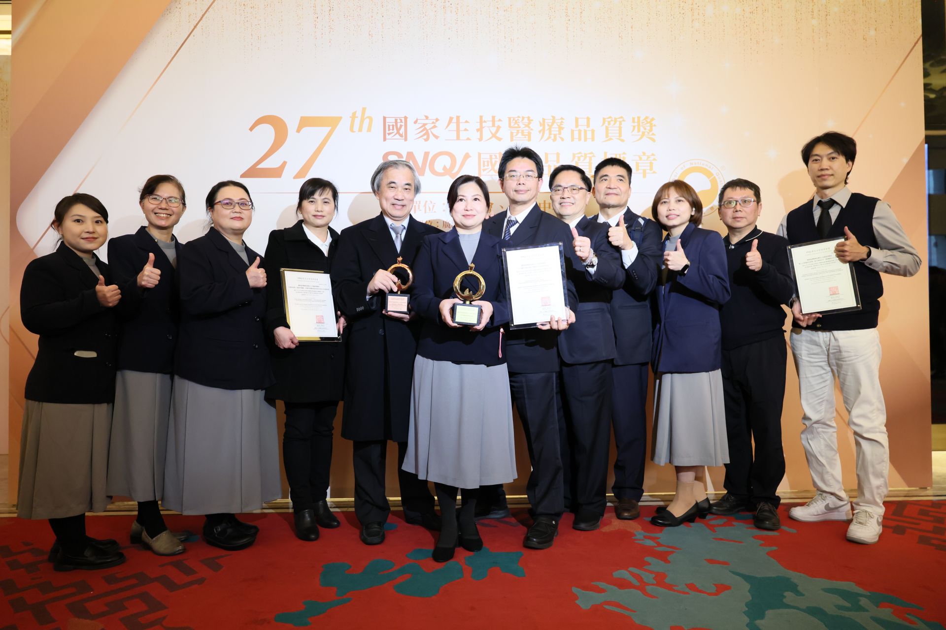 花蓮慈濟醫院長期致力於提升醫療品質,在中西醫治療和護理都展現非凡成果,十六日由院長林欣榮(右五)率領醫療團隊接受SNQ國家生技醫療品質獎1金1銅4標章的殊榮。