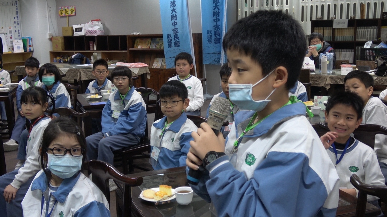 孩子們踴躍向校長提問,現場充滿好奇與歡笑的氣氛