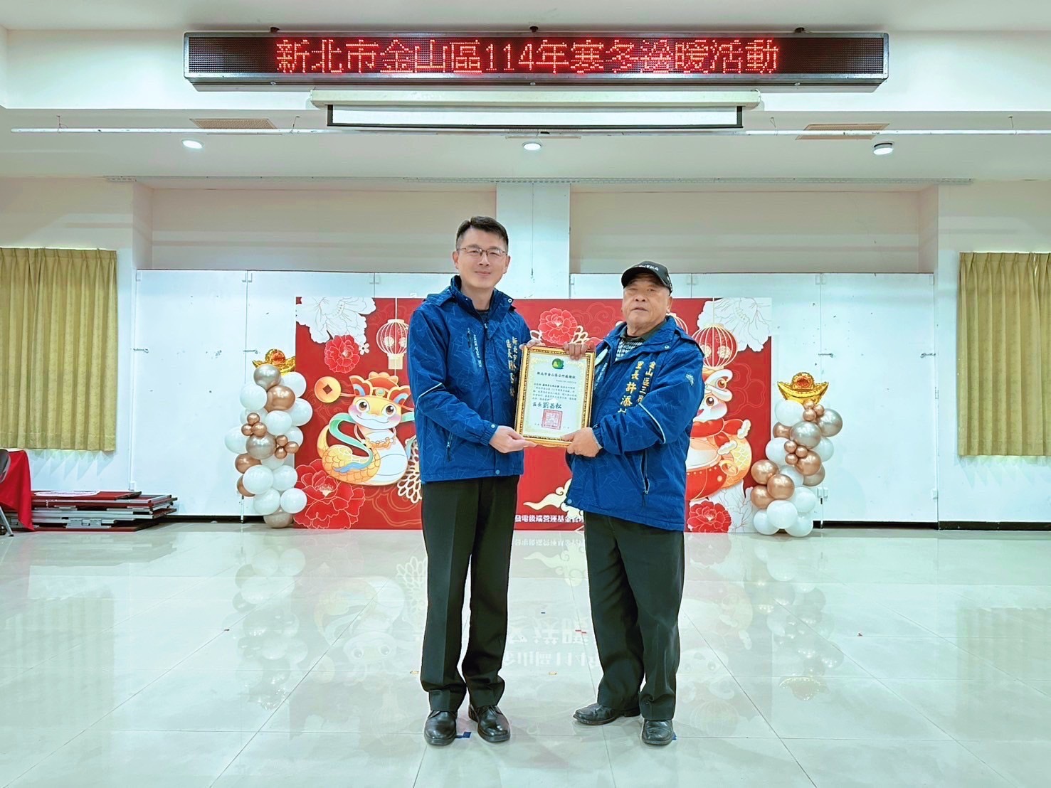 區長致贈感謝狀給與各方愛心捐贈單位