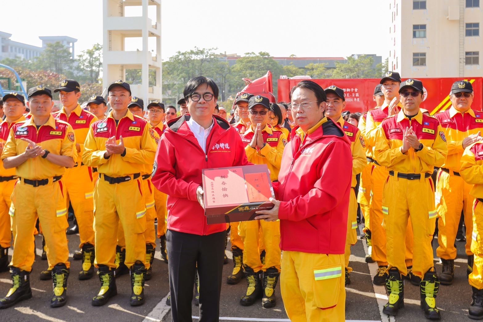 市長陳其邁親頒春節加菜金及水果禮盒,感謝特搜大隊及義消特搜大隊的辛苦執勤