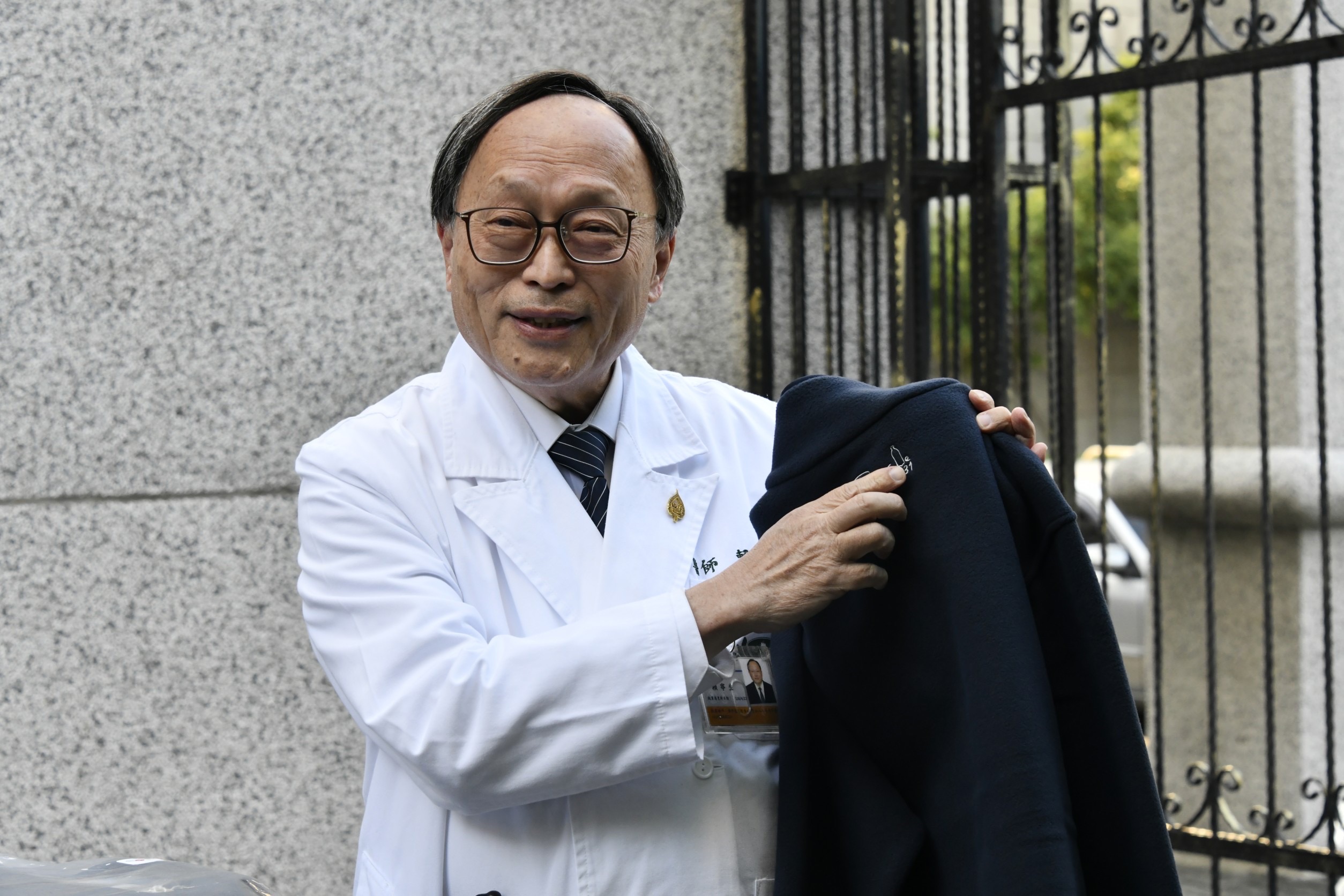 今年冬天特別寒冷,醫院特別挑選一件由大愛感恩科技用31支寶特瓶製作的保暖外套,兼具環保與實用性,內襯柔軟保暖,非常適合寒冬穿著。