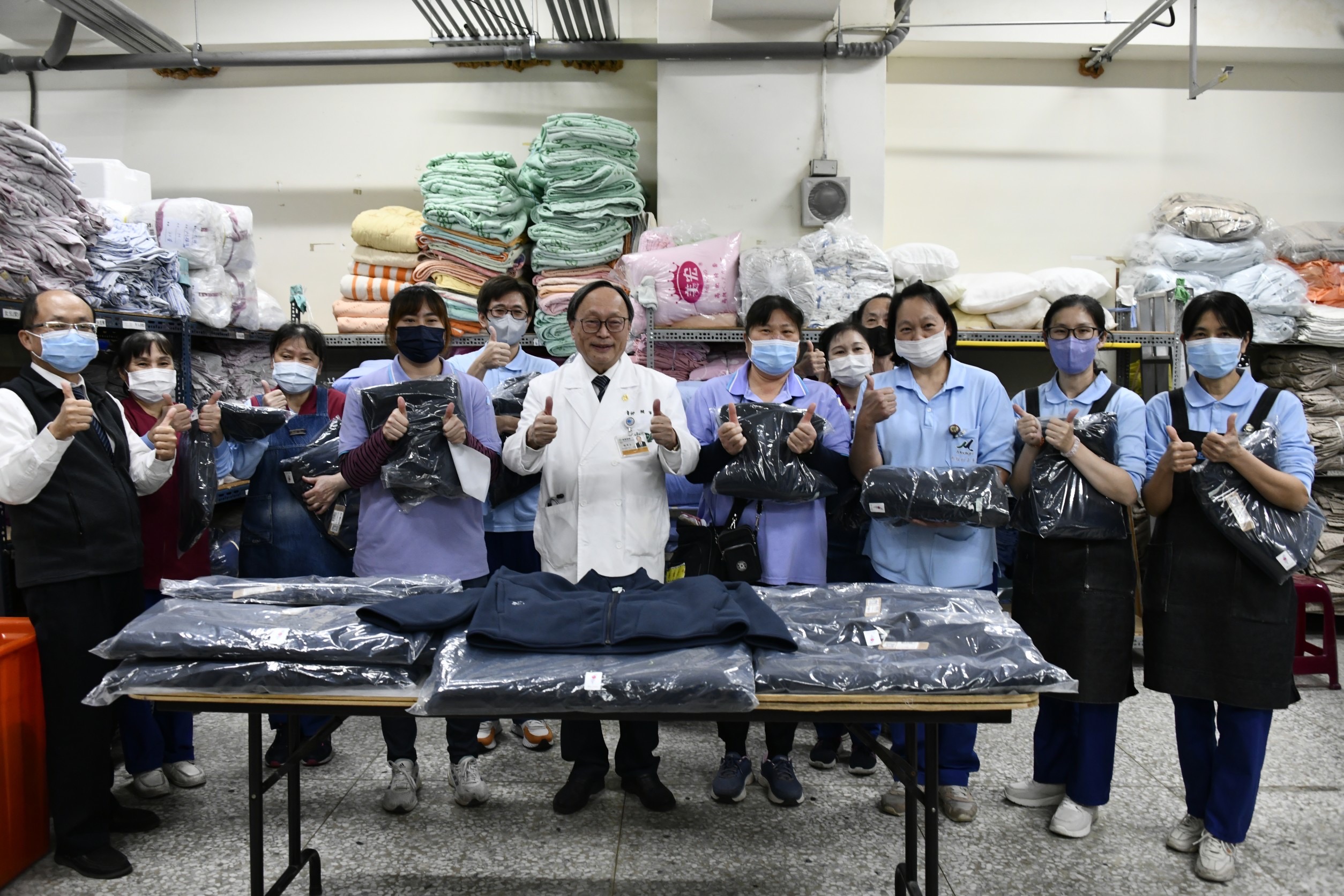 大林慈濟醫院賴寧生院長與外包商合影。
