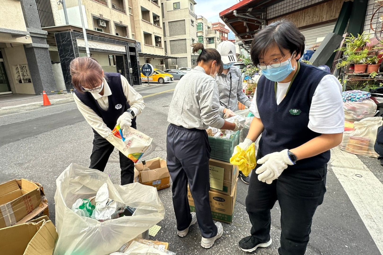 非常害怕蟑螂的檢驗醫學科副主任辜明慧(右)說,不能因為害怕恐懼而放棄做對的事情。