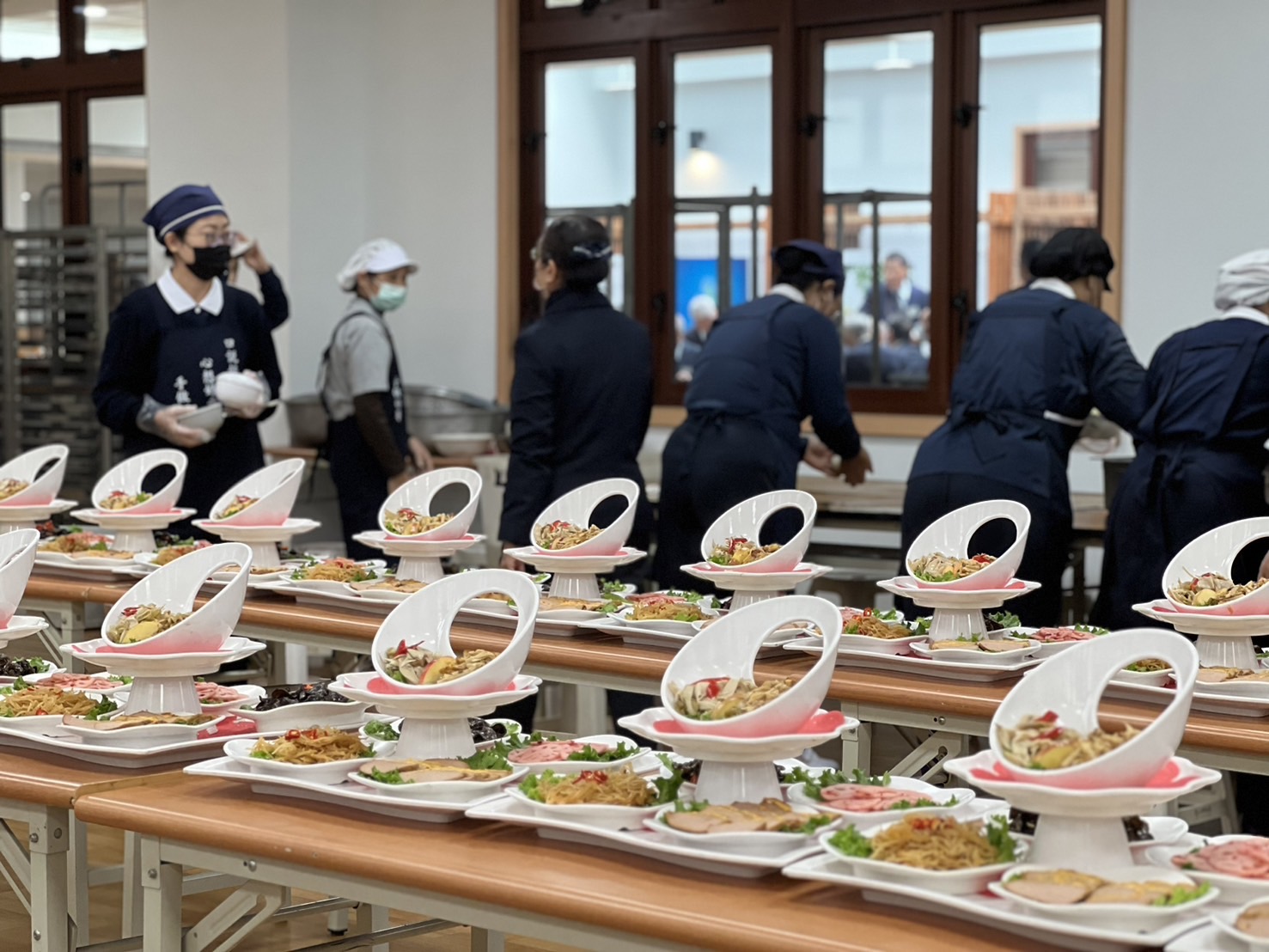 鳳山靜思堂特地邀請鳳山當地知名素食餐廳「九品香心享素城素食館」團隊,結合慈濟志工精心設計兼具營養及美味的菜色。