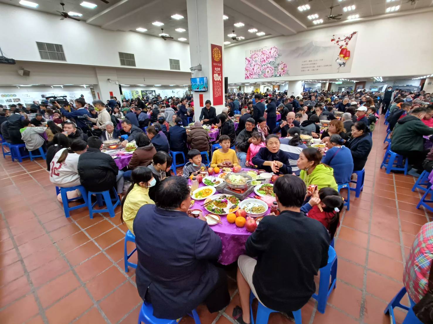 慈濟基金會1月18日在高雄靜思堂、鳳山靜思堂同步舉辦冬令發放圍爐活動。