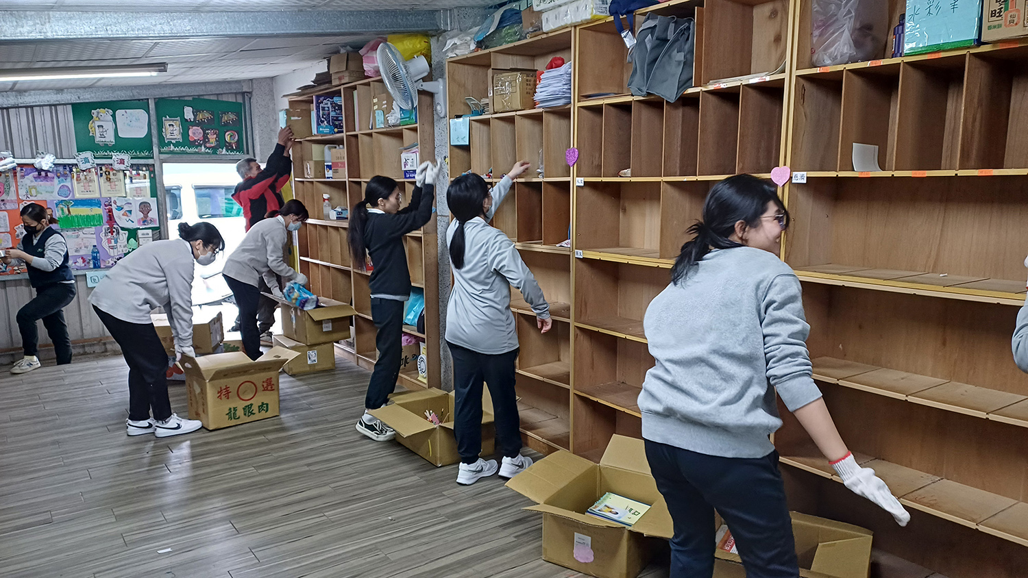 同學們認真收拾書櫃中的書籍與物品。