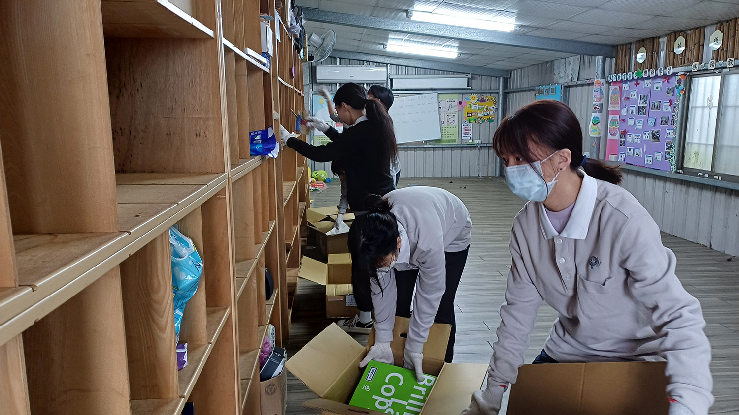 同學們仔細裝箱進行系統分類。
