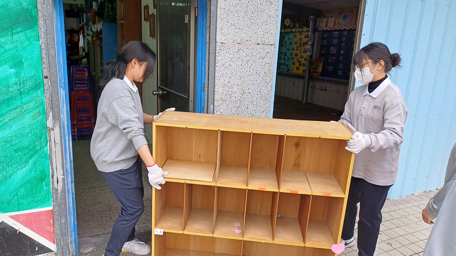 雖然書櫃很重,但大家合力完成搬遷。