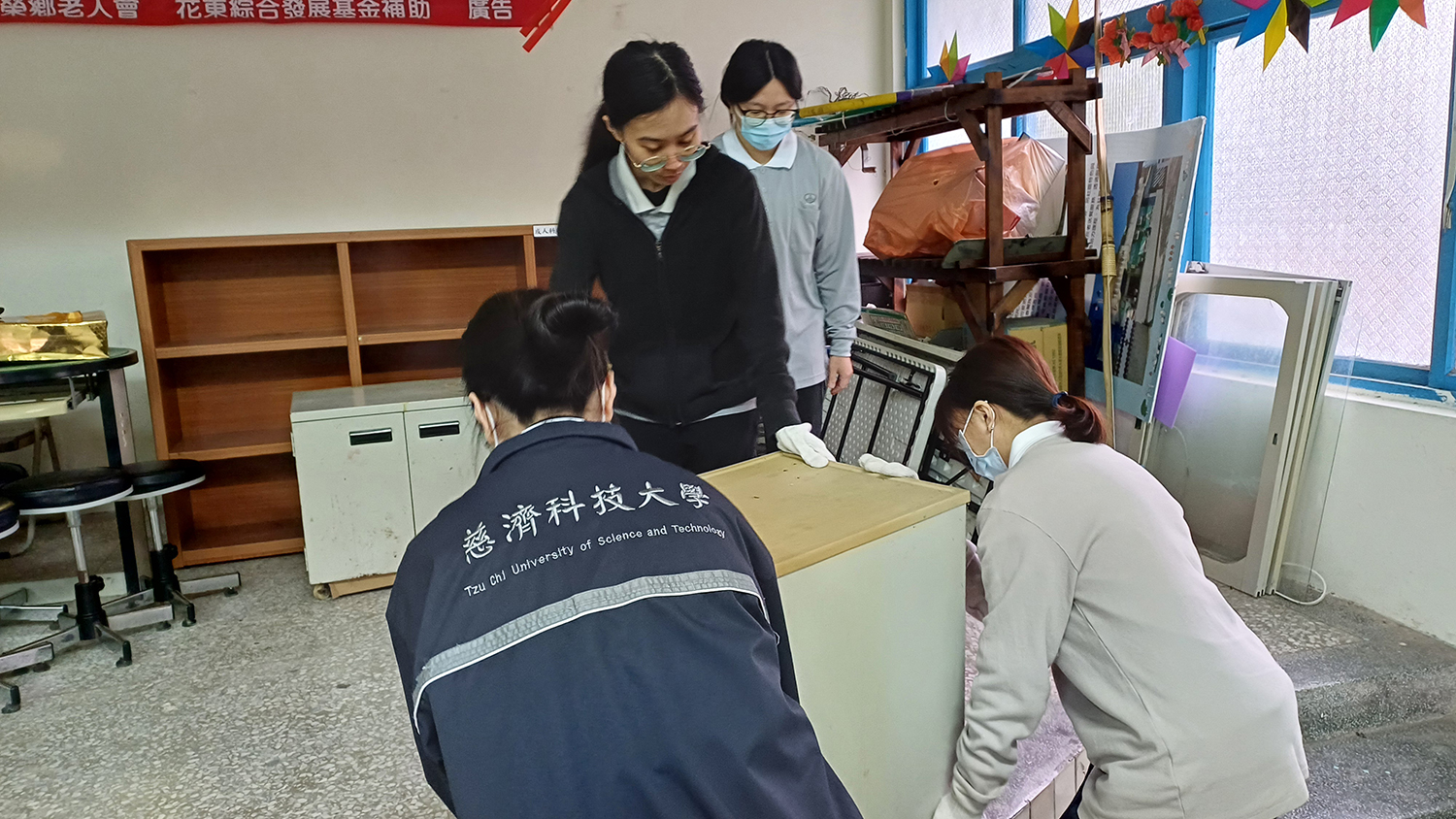 鐵櫃很重,大家一起合力完成。