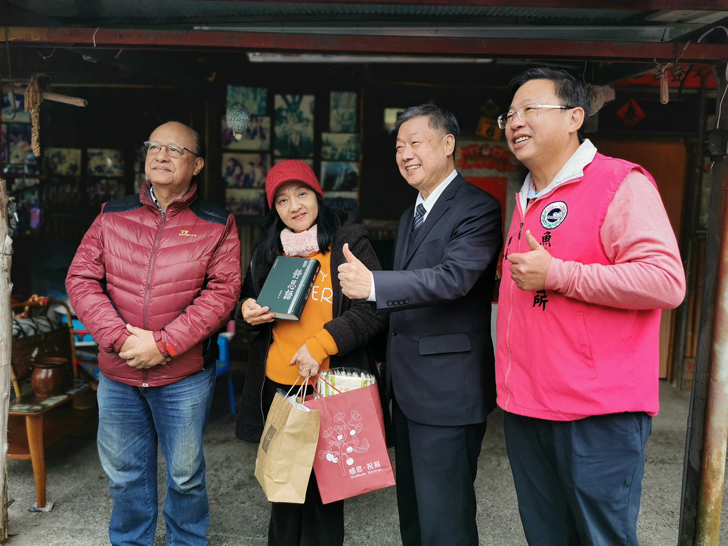 魚池鄉長劉啟帆(右一)感恩慈濟對鄉親的照顧,和慈發處呂芳川主任(右二)一起把祝福禮送到鄉親家。(圖為慈濟基金會提供)