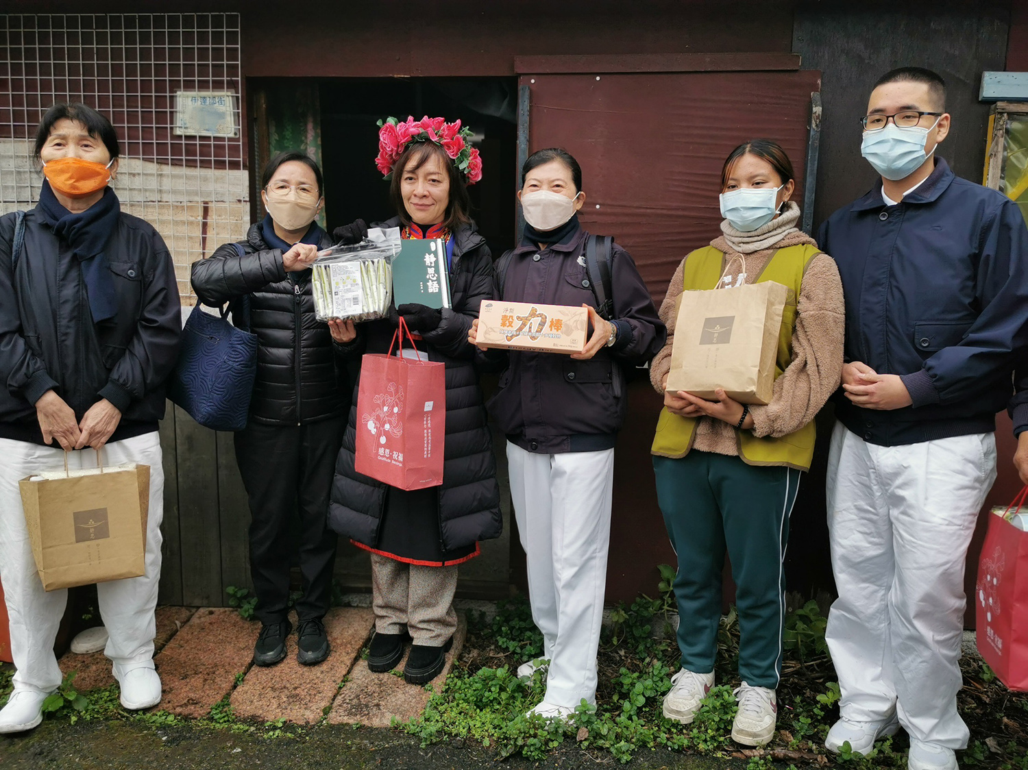 慈濟準備入戶關懷祝福禮,一一送到各戶。(圖為慈濟基金會提供)