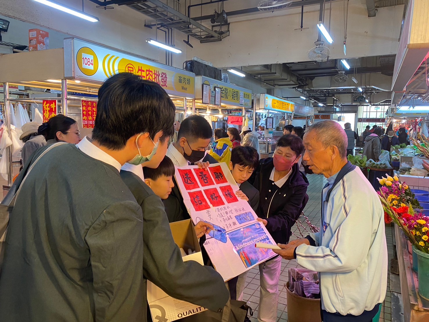 向市場攤販道聲新年快樂,也宣導一日五善。