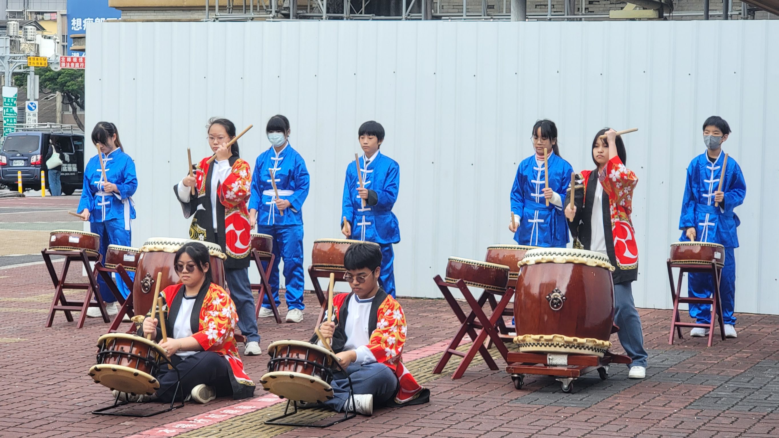 太鼓社同學於臺南火車站前廣場演出,祝大家新年快樂。