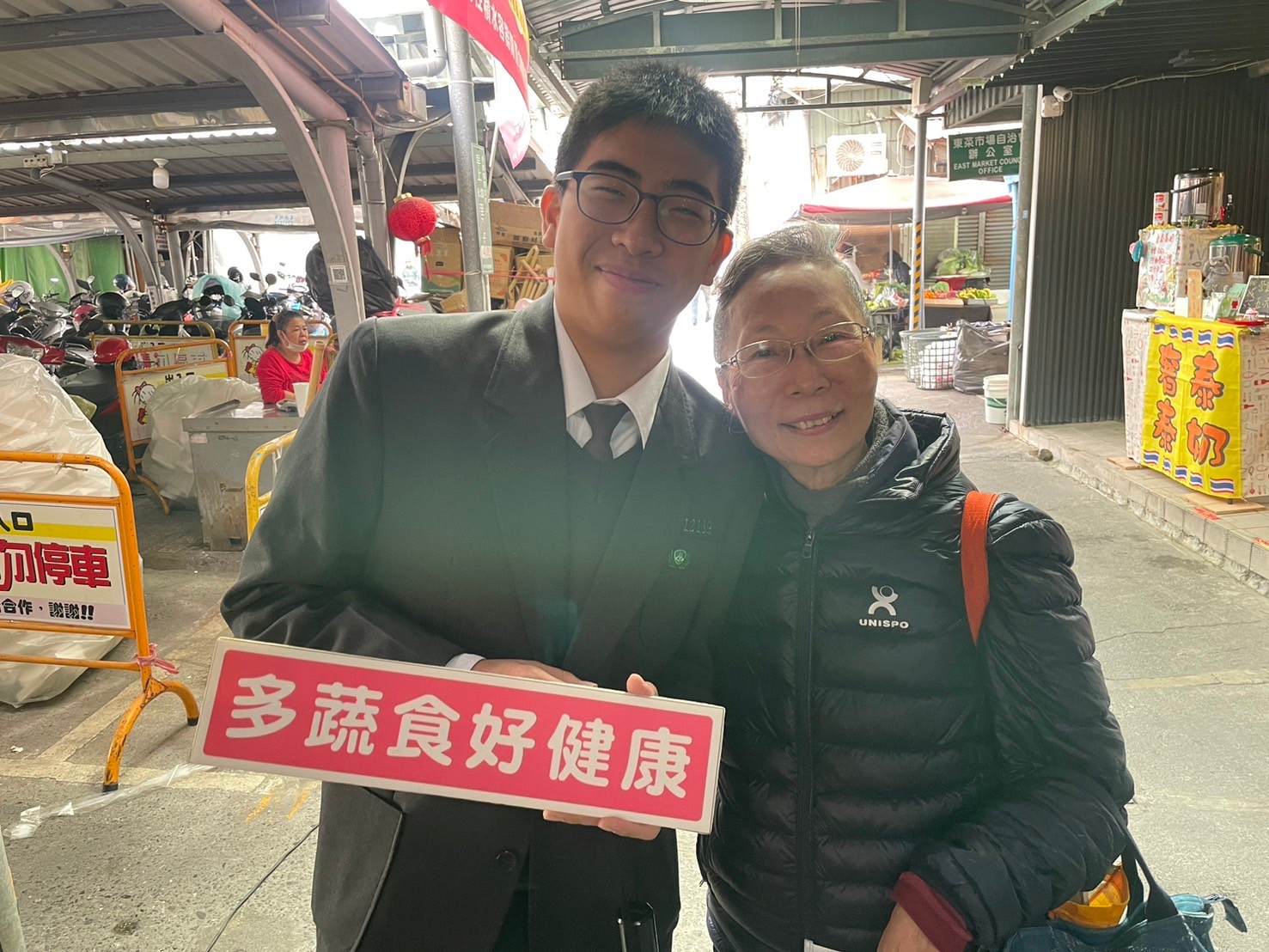蔡阿芒師姑在東市場巧遇送春聯的同學,熱情地給予回饋。