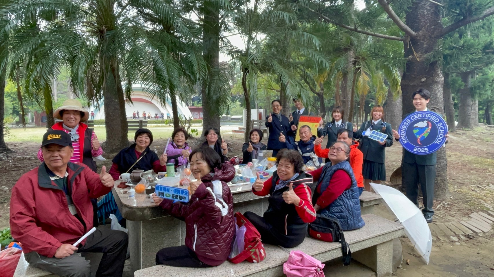 臺南公園聚會的阿公阿嬤們,對同學的落落大方豎起大拇指。