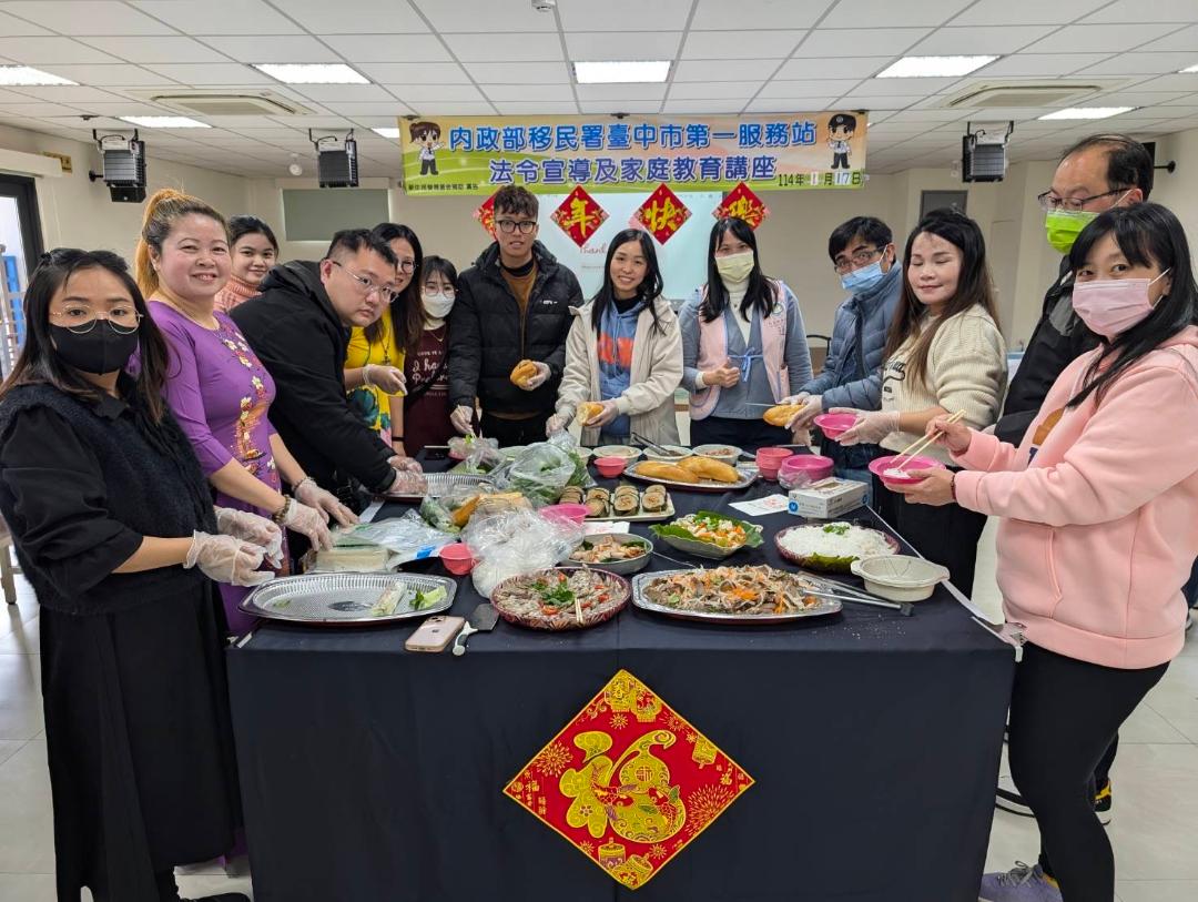 來自不同國家的新住民學員們透過美食共同體驗歡樂的年節氣息。