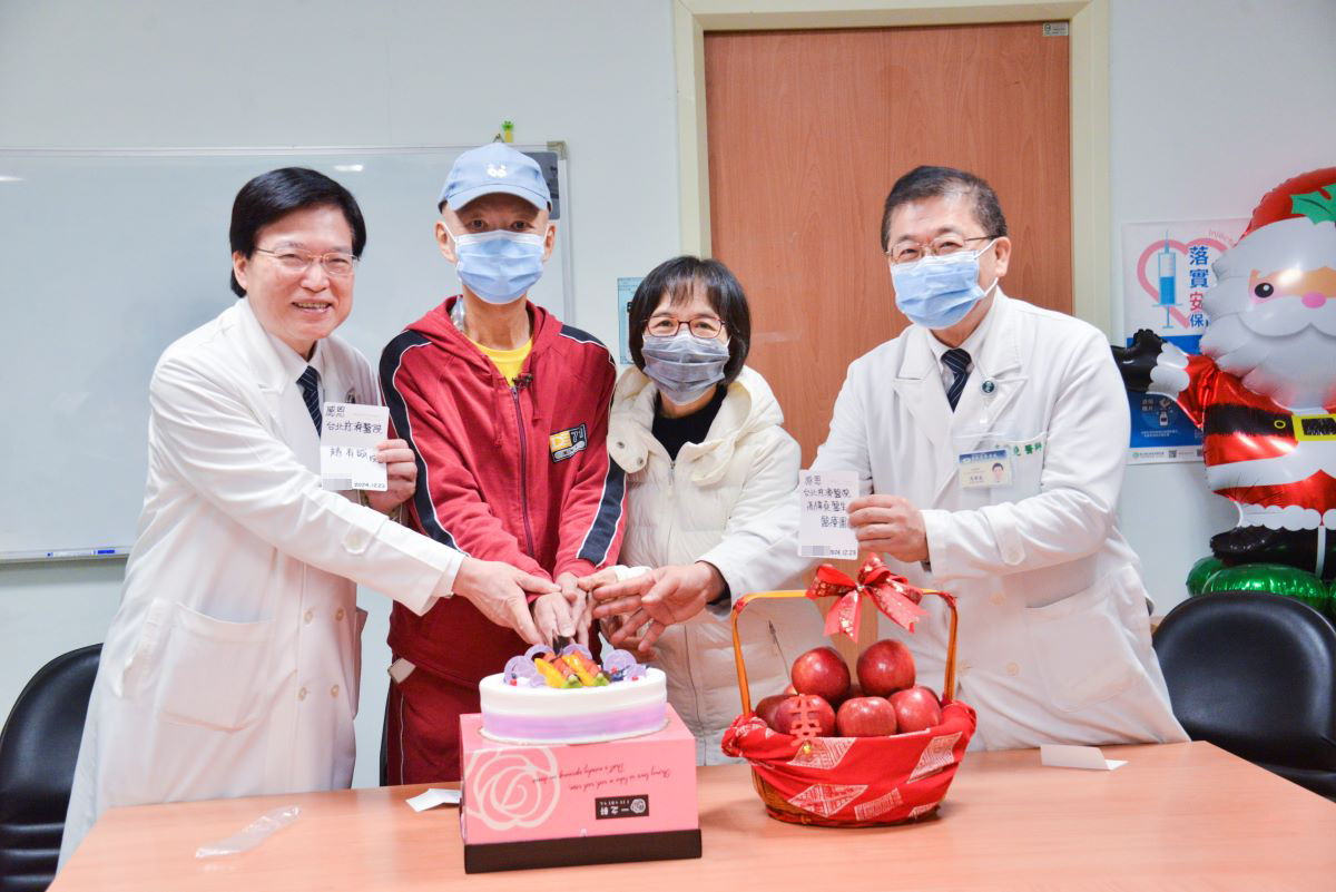 陳先生骨髓移植成功,與趙有誠院長(左)、高偉堯主任(右)一同切下象徵重生的蛋糕。