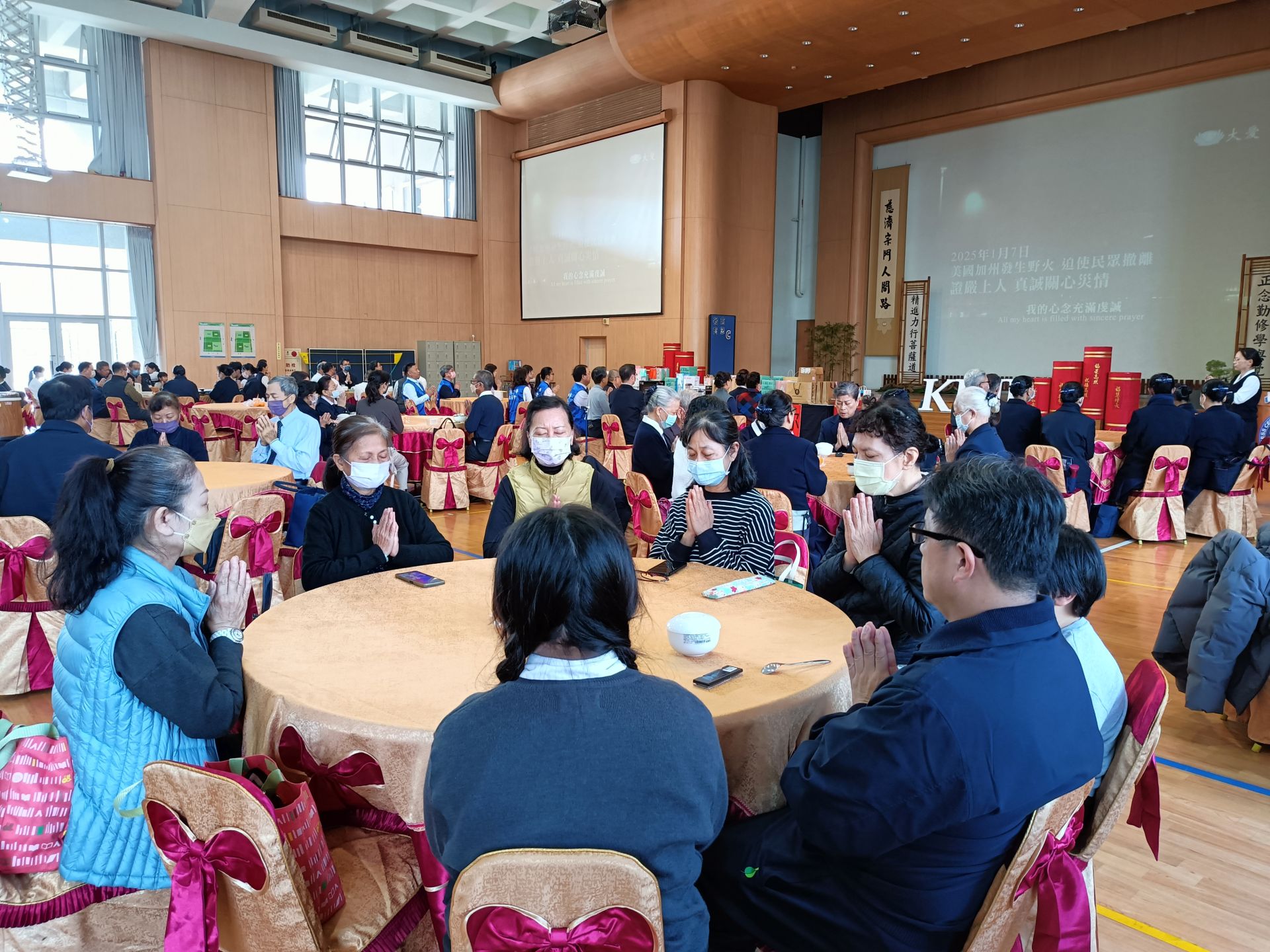 在「祈禱」歌聲中,感恩我們在此相聚,並誠心祈求天下無災,平安吉祥滿人間。