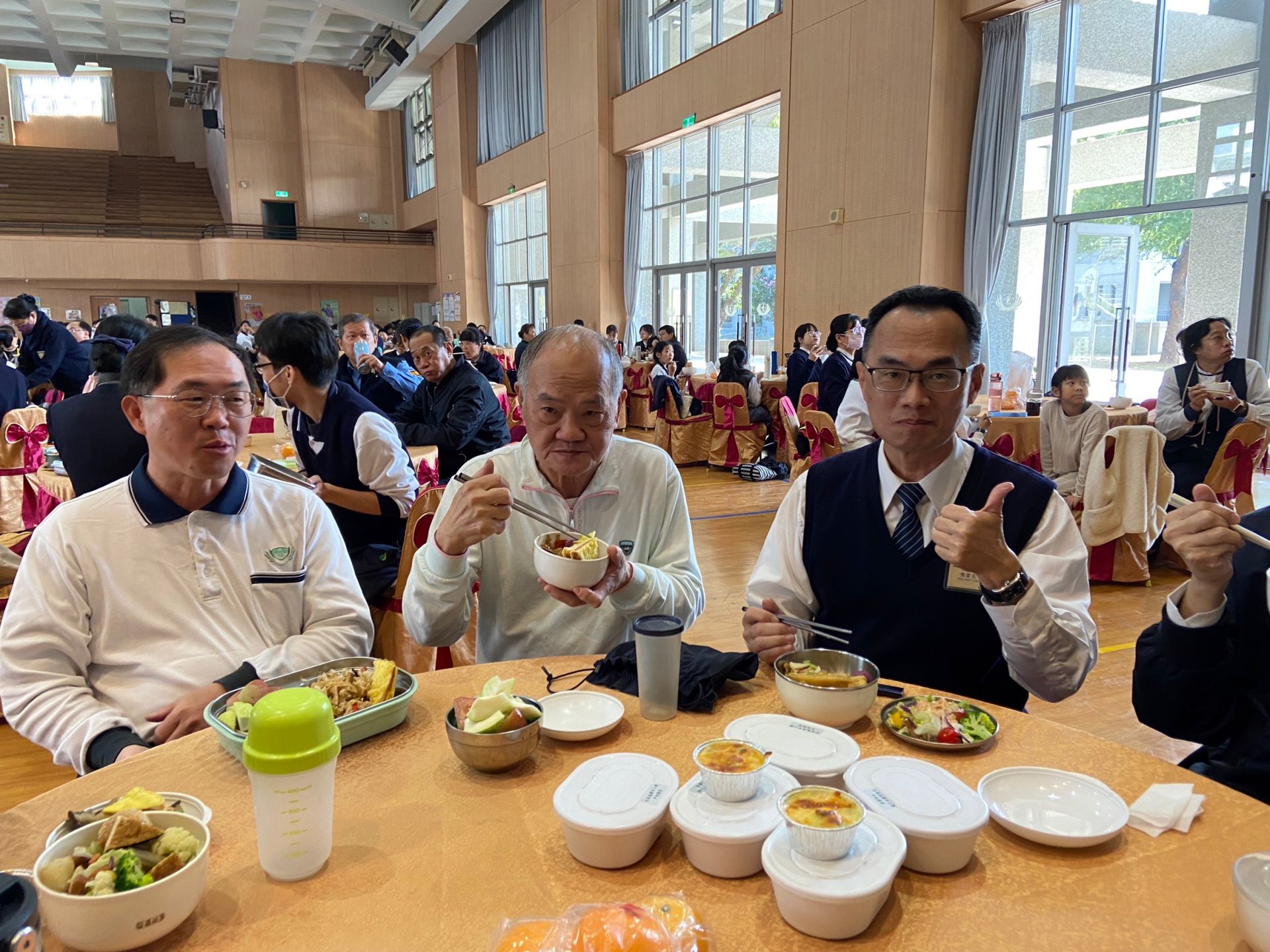 放下平日的勞動,自備環保餐具一起享用美味蔬食,真是溫馨又環保!