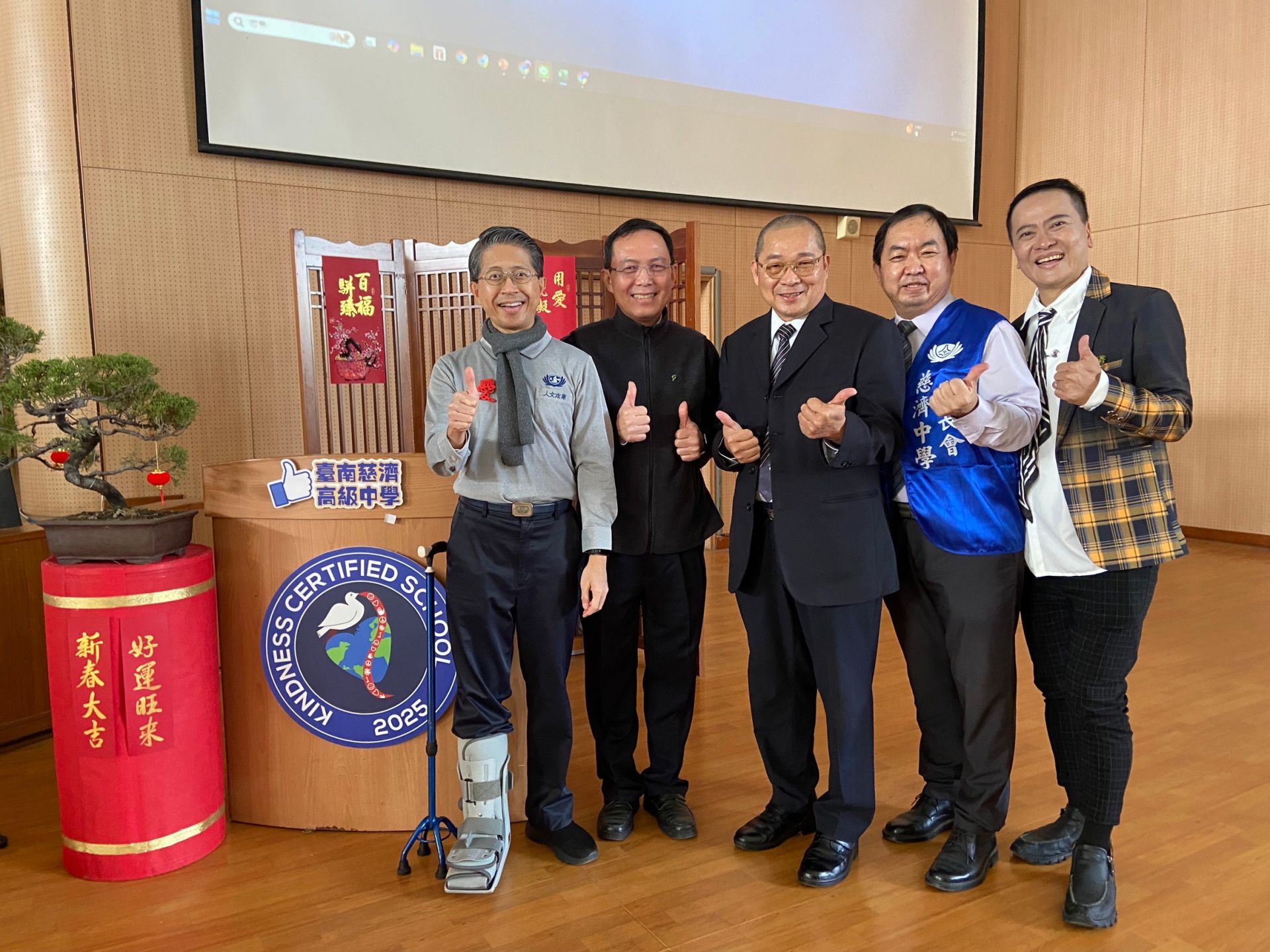 左起阿明師兄、音控相渤老師、薩克斯風演奏東寶師兄、家長會榮勝會長、主持人寶裕師兄一起祝福餐會圓滿。