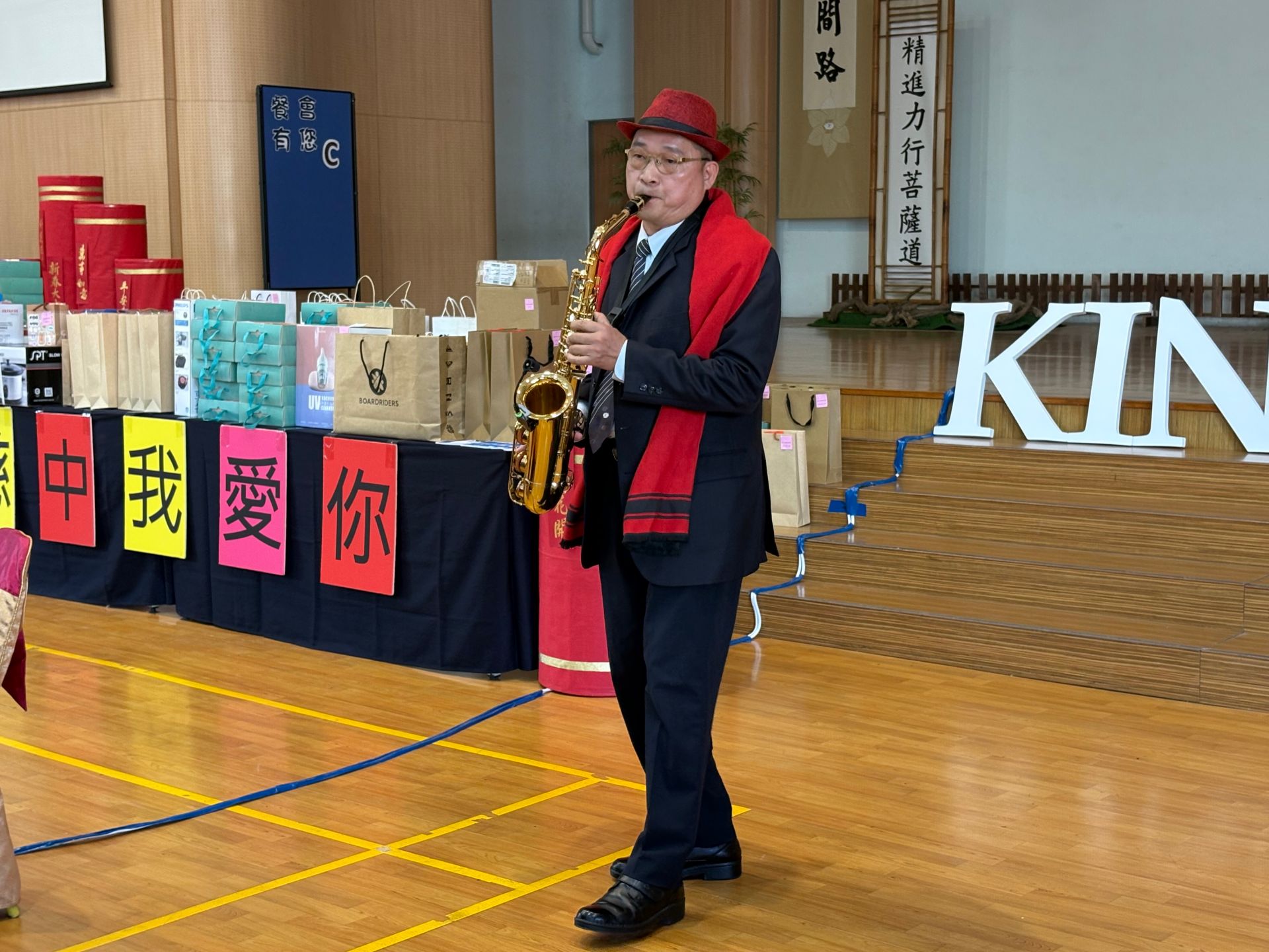 吳東寶師兄為師長們現場演奏薩克斯風,以醇厚樂音帶來美好的音樂饗宴。