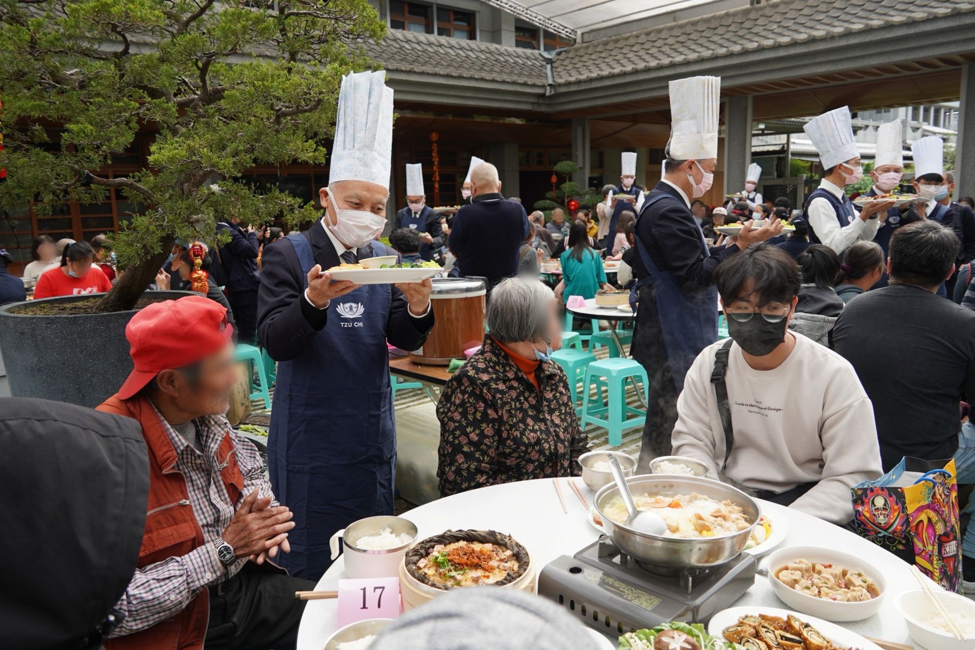 慈濟1月22日在靜思精舍舉辦冬令發放圍爐活動,席開約185桌,邀請照顧戶圍爐。