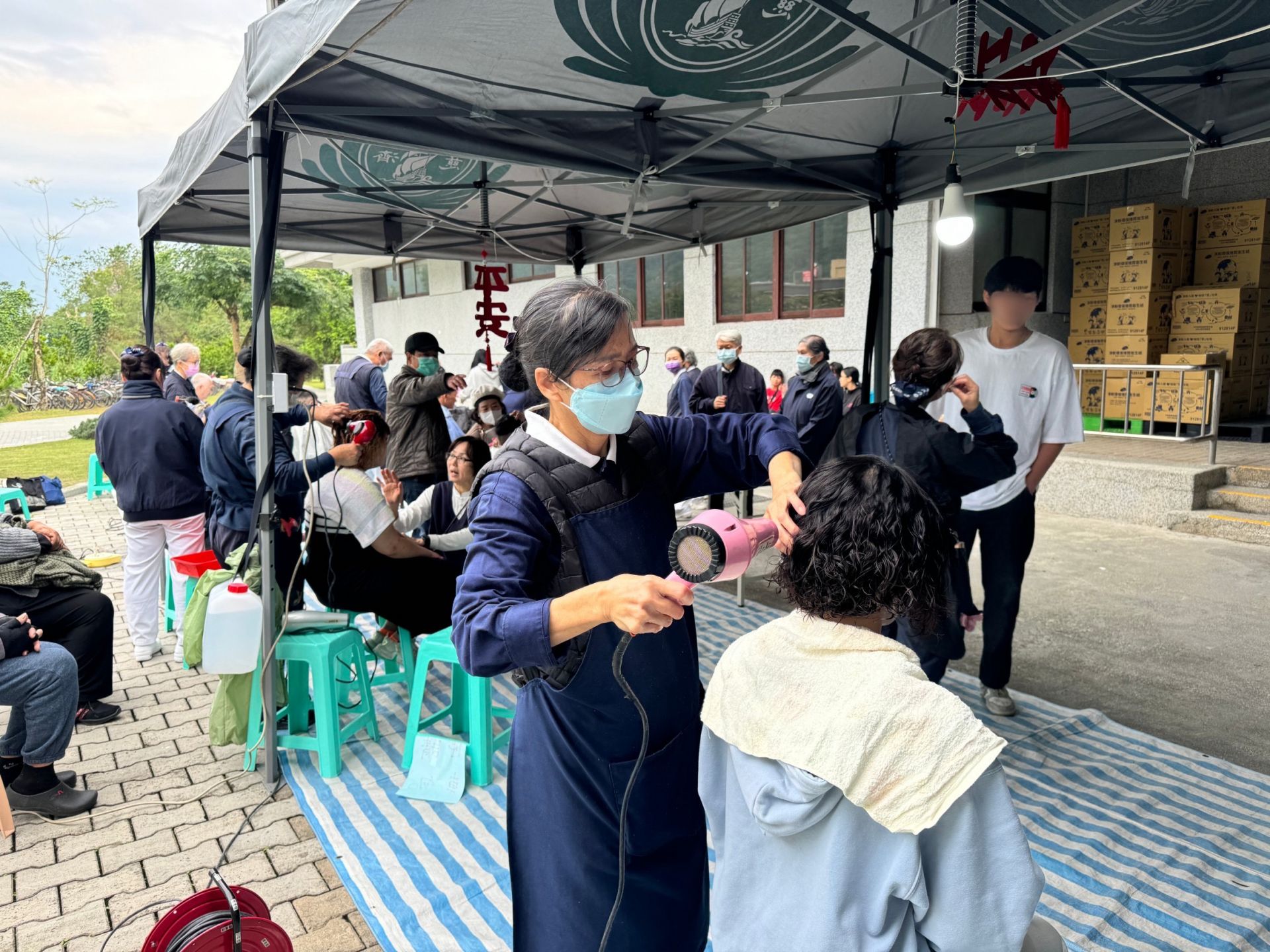 花蓮慈濟志工邀請美髮師來為照顧戶們剪髮、燙髮。