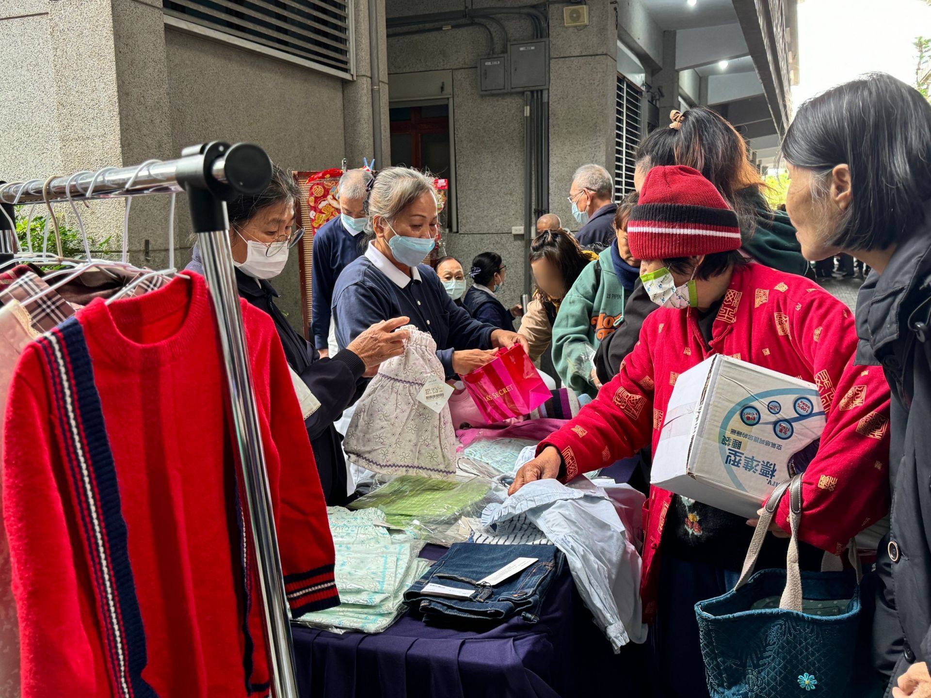 花蓮慈濟舉辦冬令發放,照顧戶在惜福區挑選衣物及家用品。
