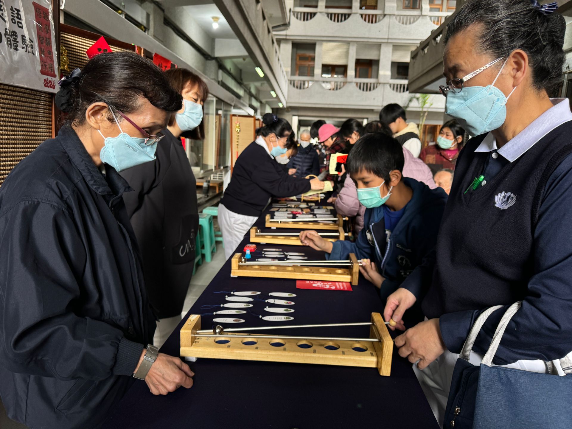 花蓮慈濟志工規劃手做燈籠、剪春花、許願樹、環保桌遊、寫春聯等互動遊戲。