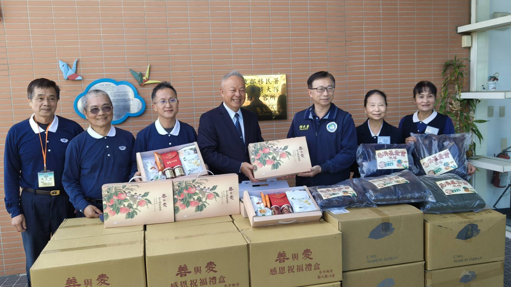 慈濟寒冬送暖南區移民署、關懷高雄收容所移工朋友。