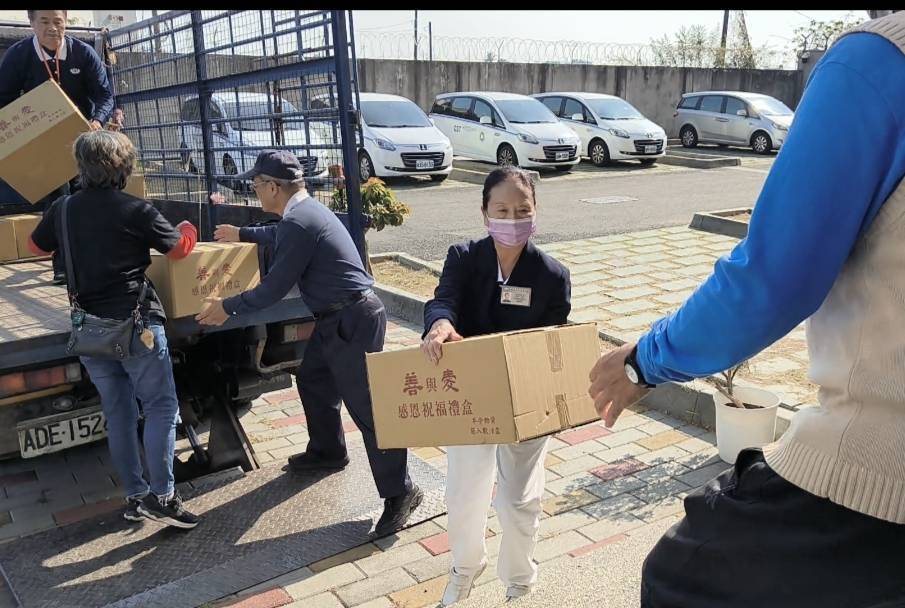 結合慈發處團隊及志工們仔細挑選後,將衣物整理打包裝箱運抵高雄收容所。