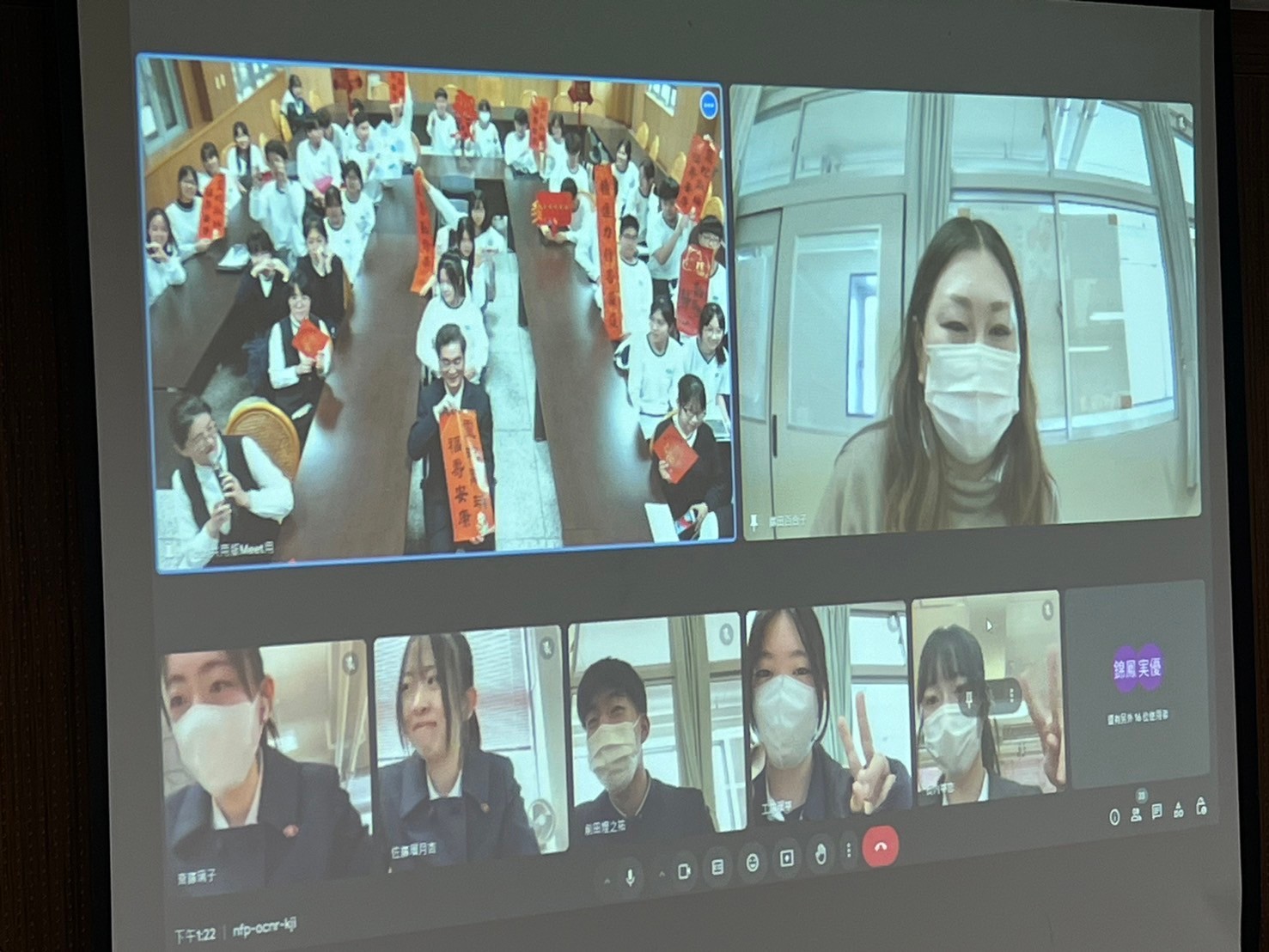 因應新年的主題,臺南慈中現場布置以燈籠、春聯來跟木造高中大合照。