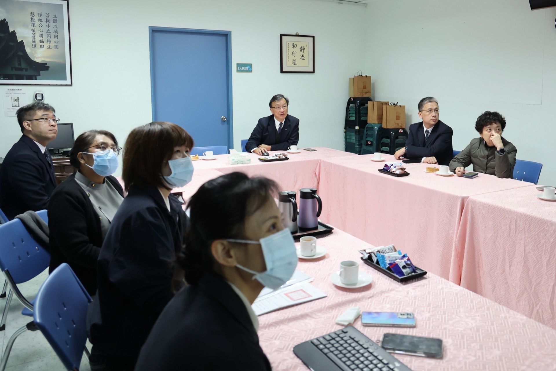 花蓮慈院醫秘李毅(中)與關山慈院團隊進行醫療事故關懷追蹤與建議。