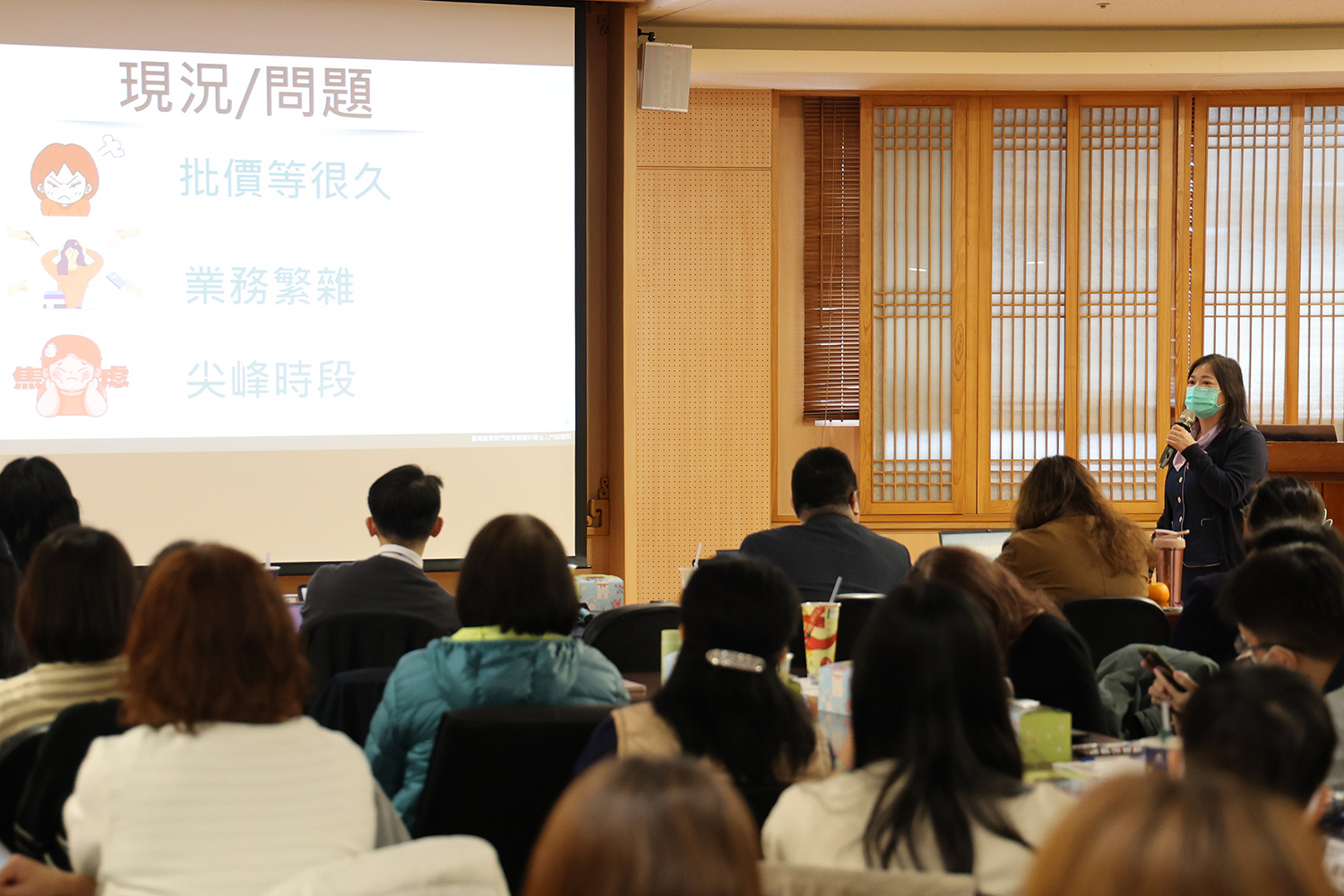 門諾醫院醫療業務室業務課課長潘美珠,分享以批價等候時間為主題,運用數據分析縮短批價等候時間,改善服務品質。
