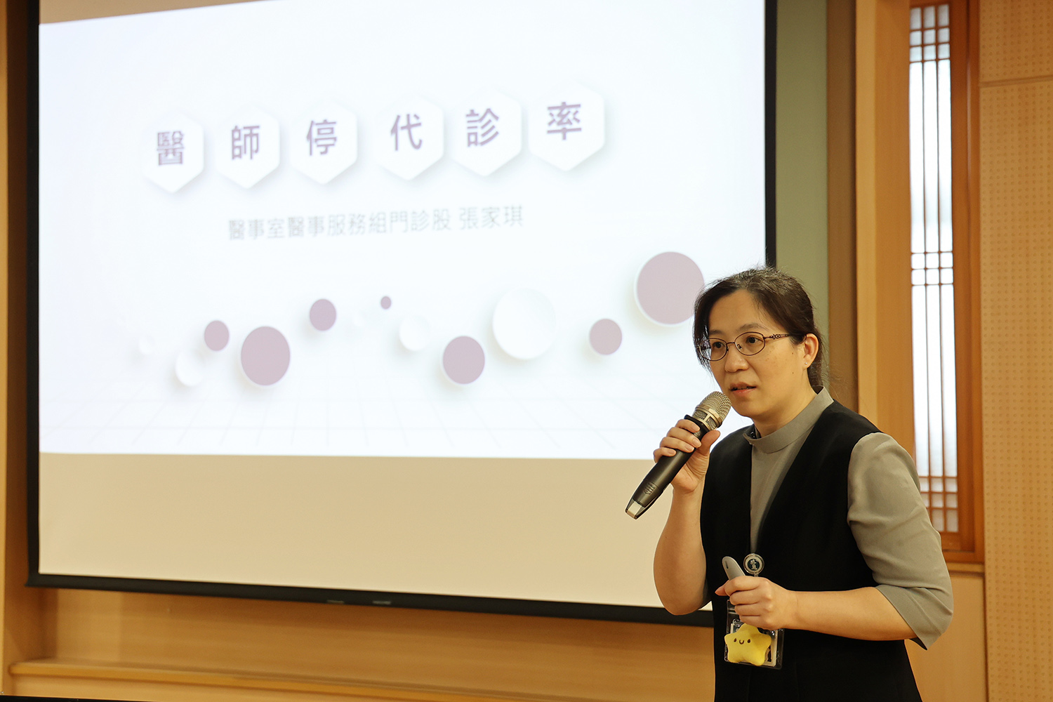 花蓮慈院醫事室門診股股長張家琪,透過停代診分析,優化門診預約系統,提供病患更便利的就醫體驗,獲得這次競賽銀獎。
