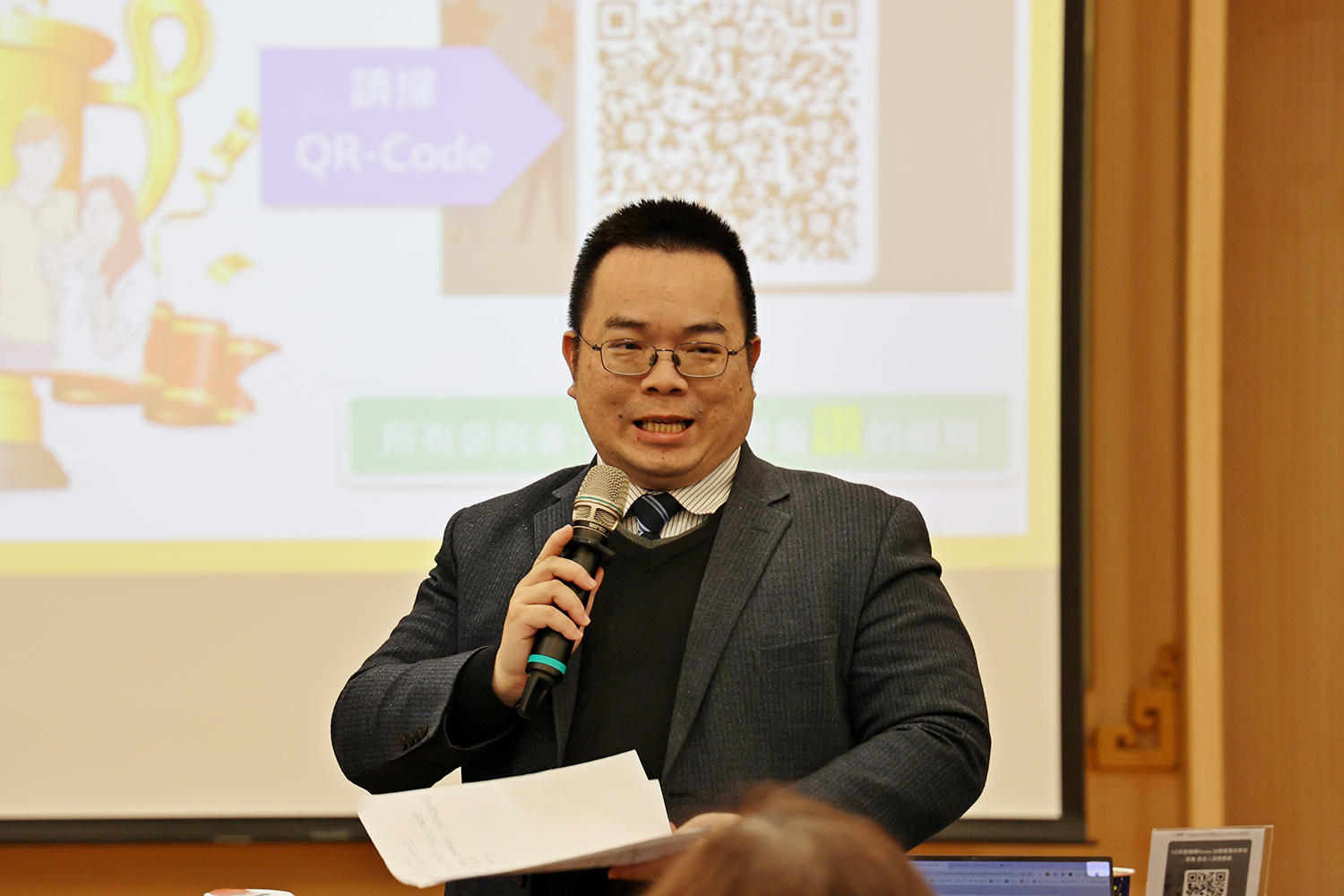 擔任評審的台北醫學大學附設醫院醫品部智慧醫療執行長毛政賢,同時也是不少團隊的指導老師,他說,健保署帶著整個區域內的醫院、機構一起來學習是一個很好的示範。