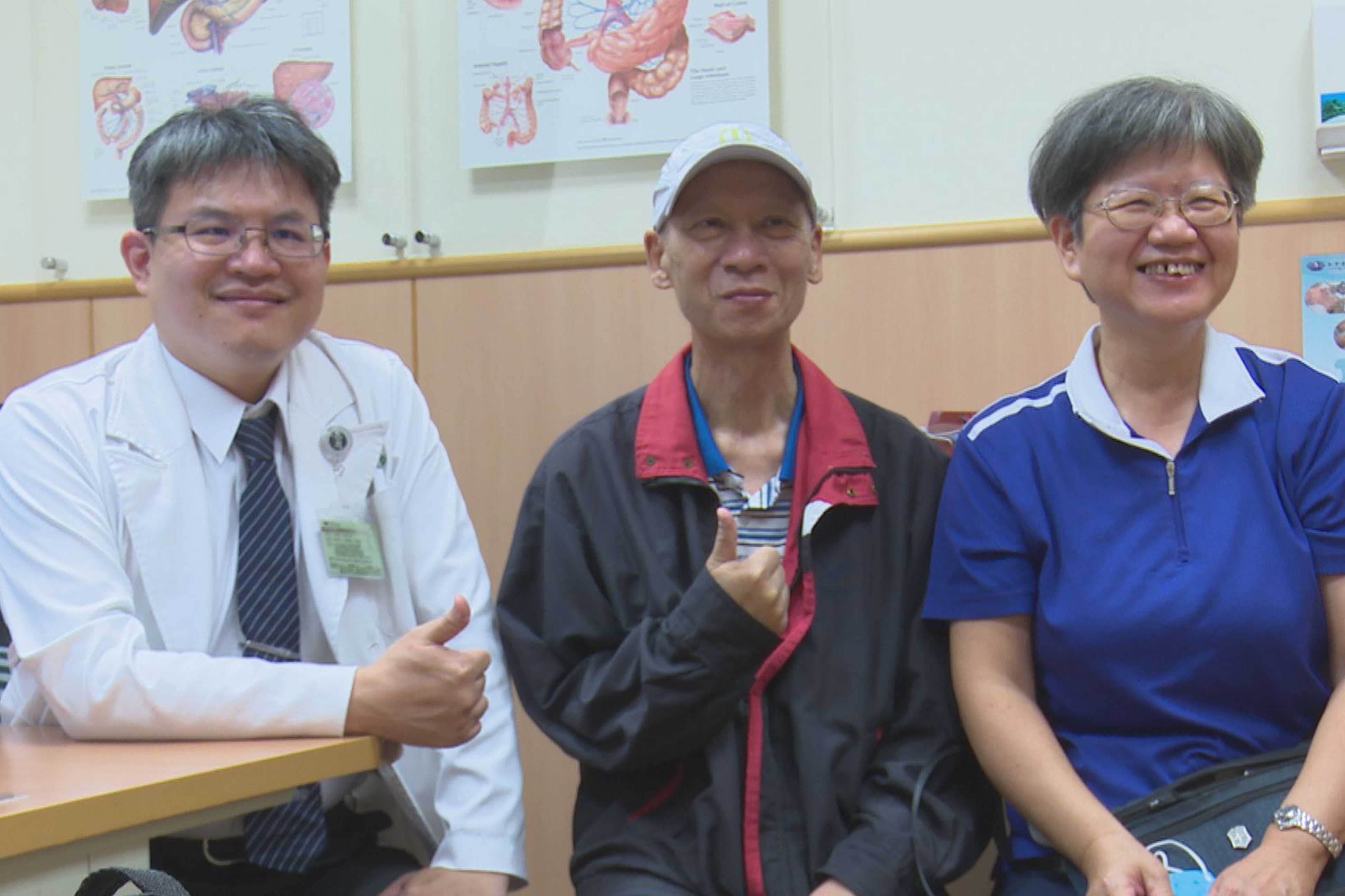 成功逆轉胃癌期別的歐老師,開心和余政展副院長合影。