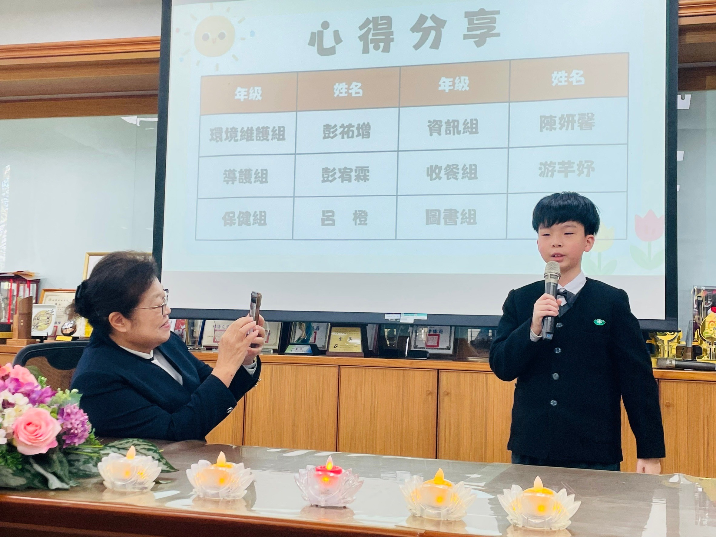 六年一班彭宥霖分享擔任小志工讓得到滿滿的成就感,也體會到幫助別人的快樂。