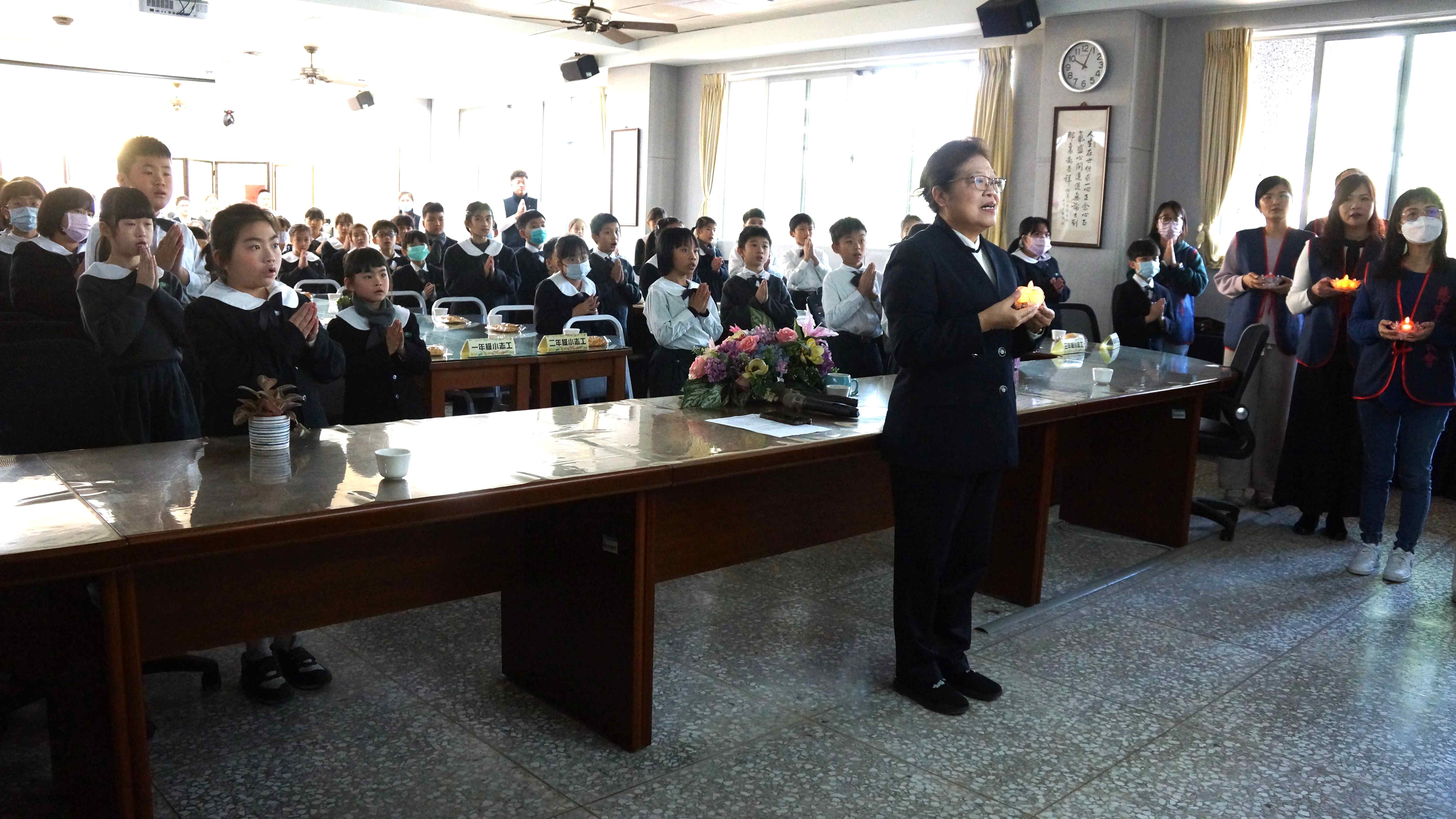 活動結束前,大家虔誠祈禱,祈願天下無災、加州大火及西藏地震受災居民早日重建家園