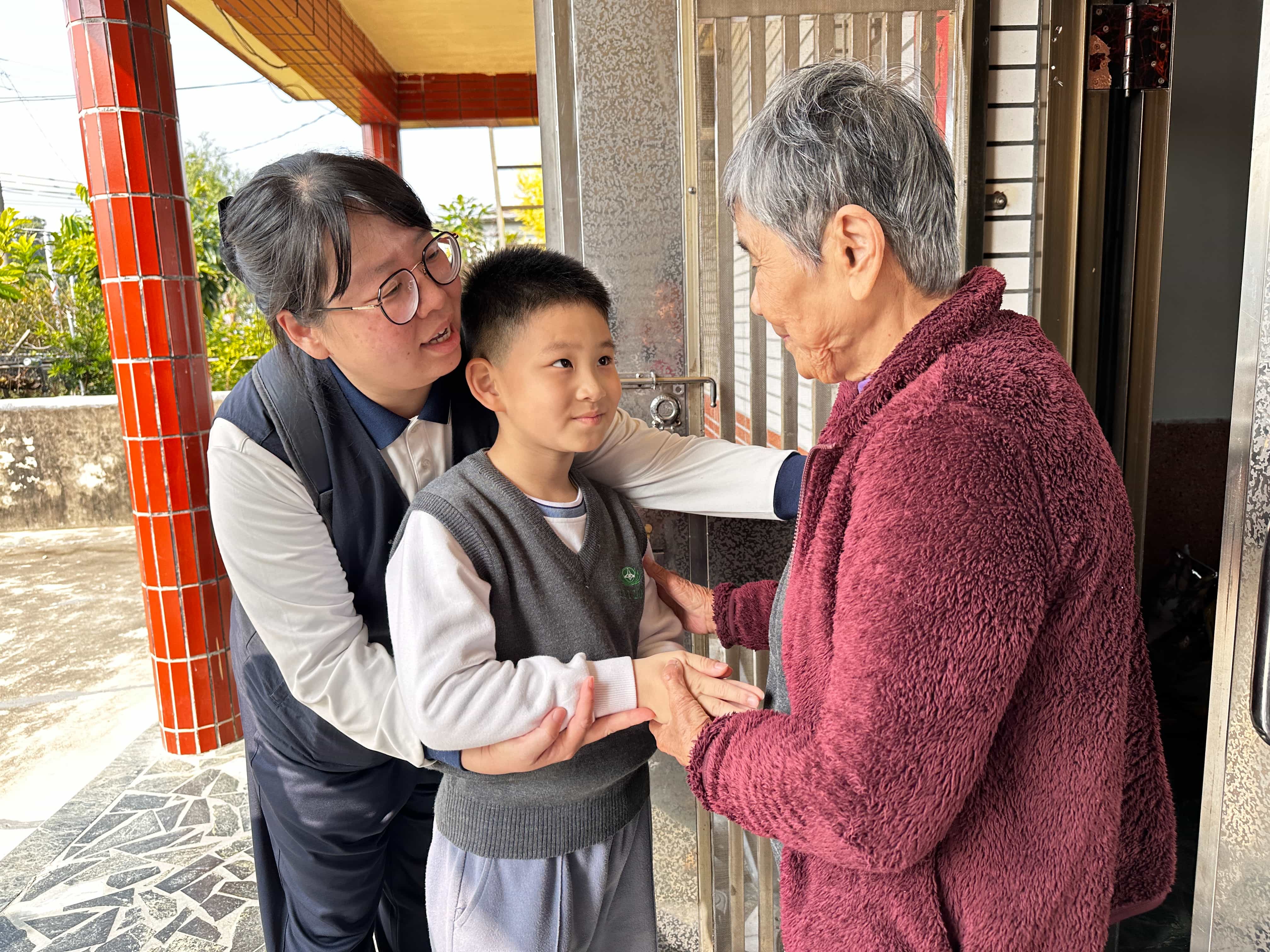 幼兒園鄭焙期老師帶著兒子蔡柏宇共同為老人家祝福。