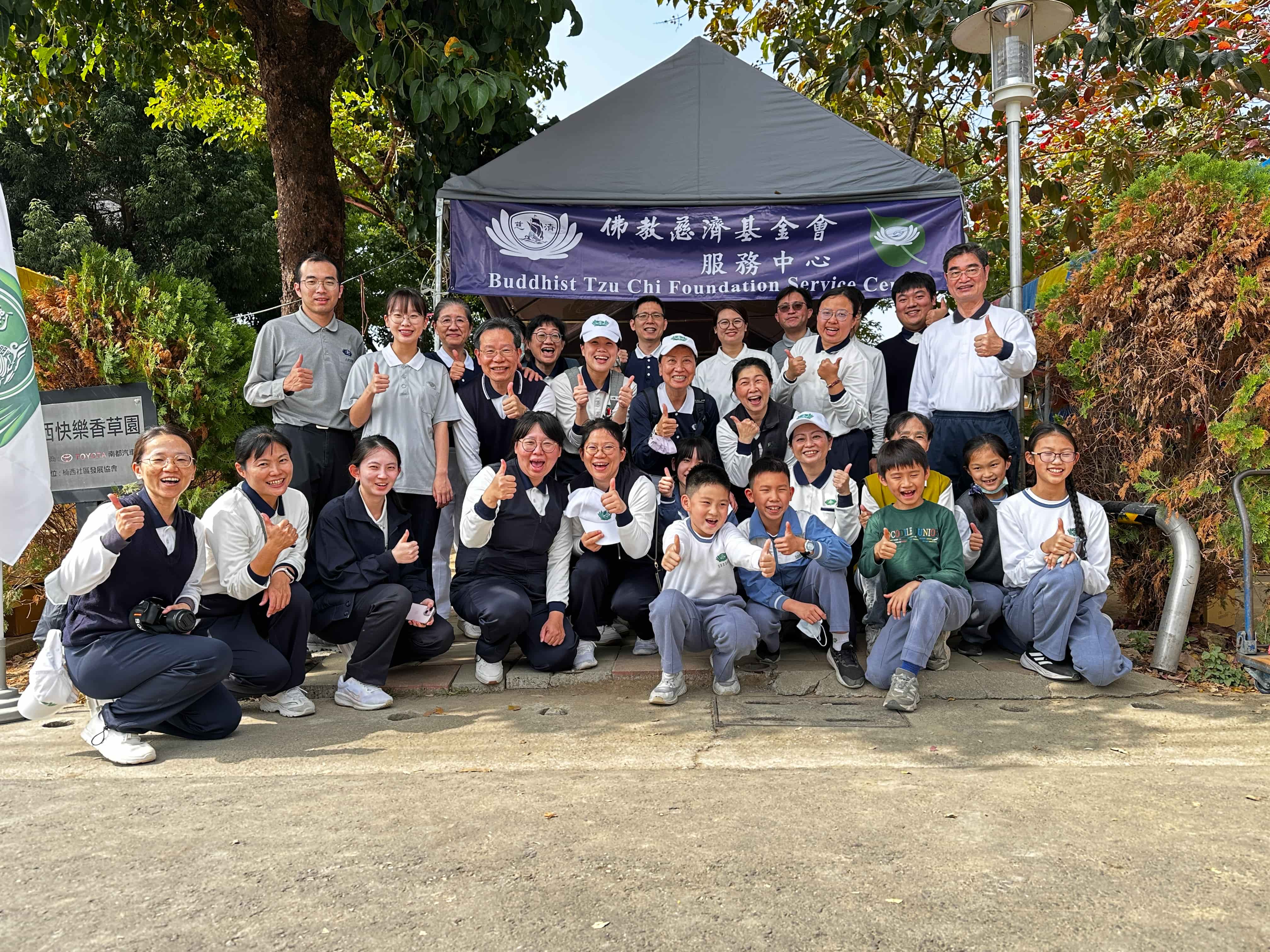 臺南慈中姚智化校長帶動親師生共26人參加楠西區的安心家訪。