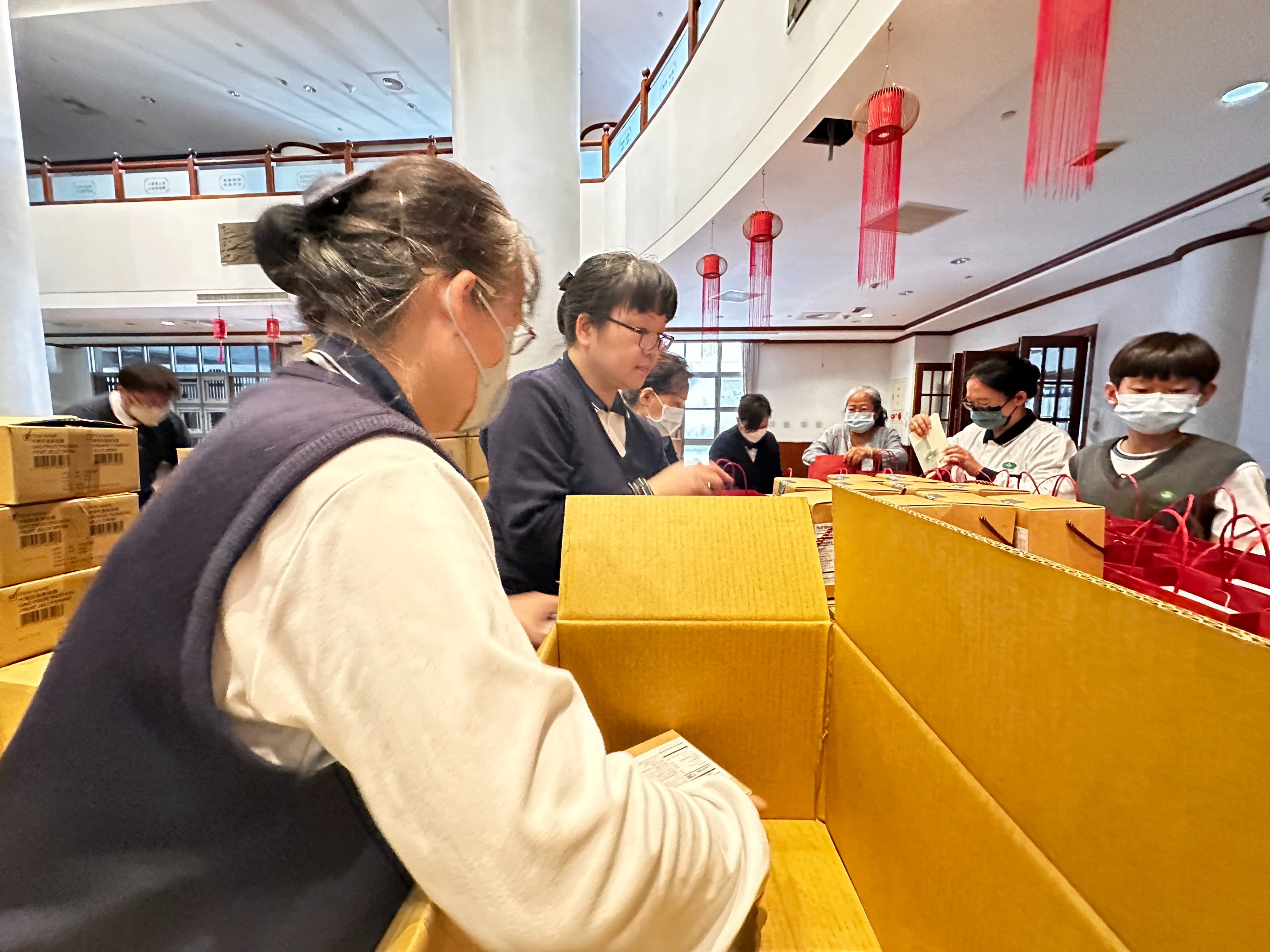臺南慈中師生12人主動到台南靜思堂協助安心祝福禮打包。